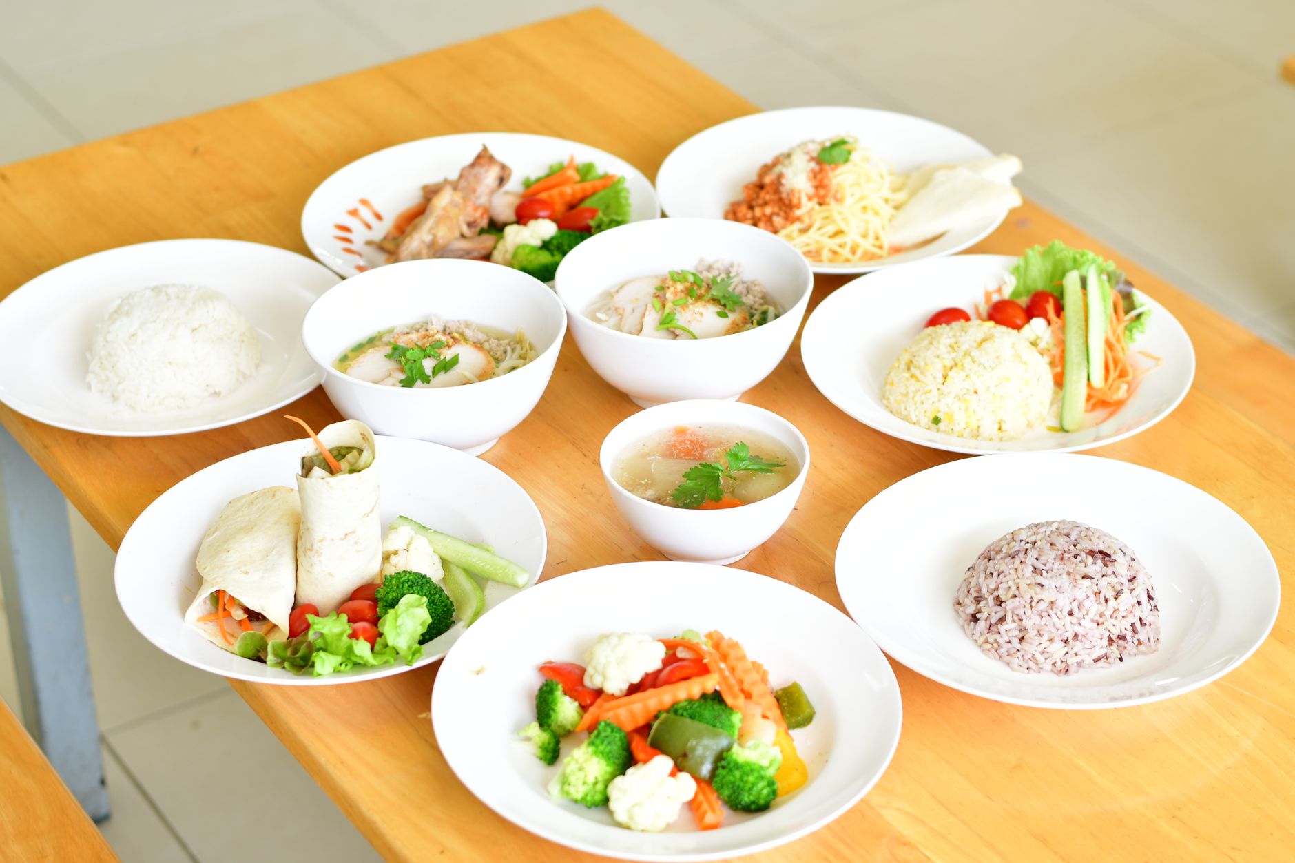 Mâm cơm chay thanh đạm với rau củ và đậu hũ