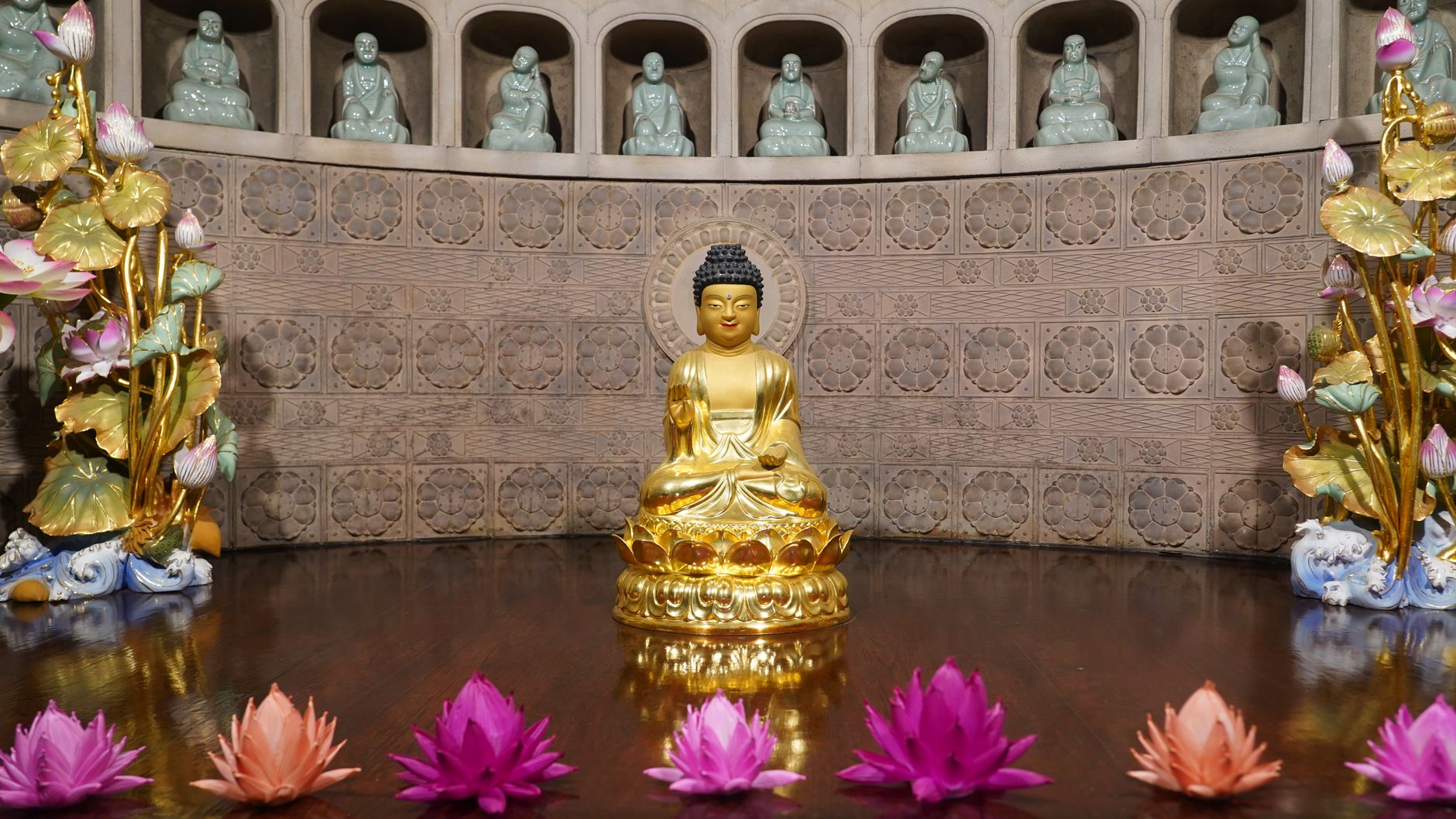 Tượng Phật A Di Đà bên hồ sen trong sân chùa