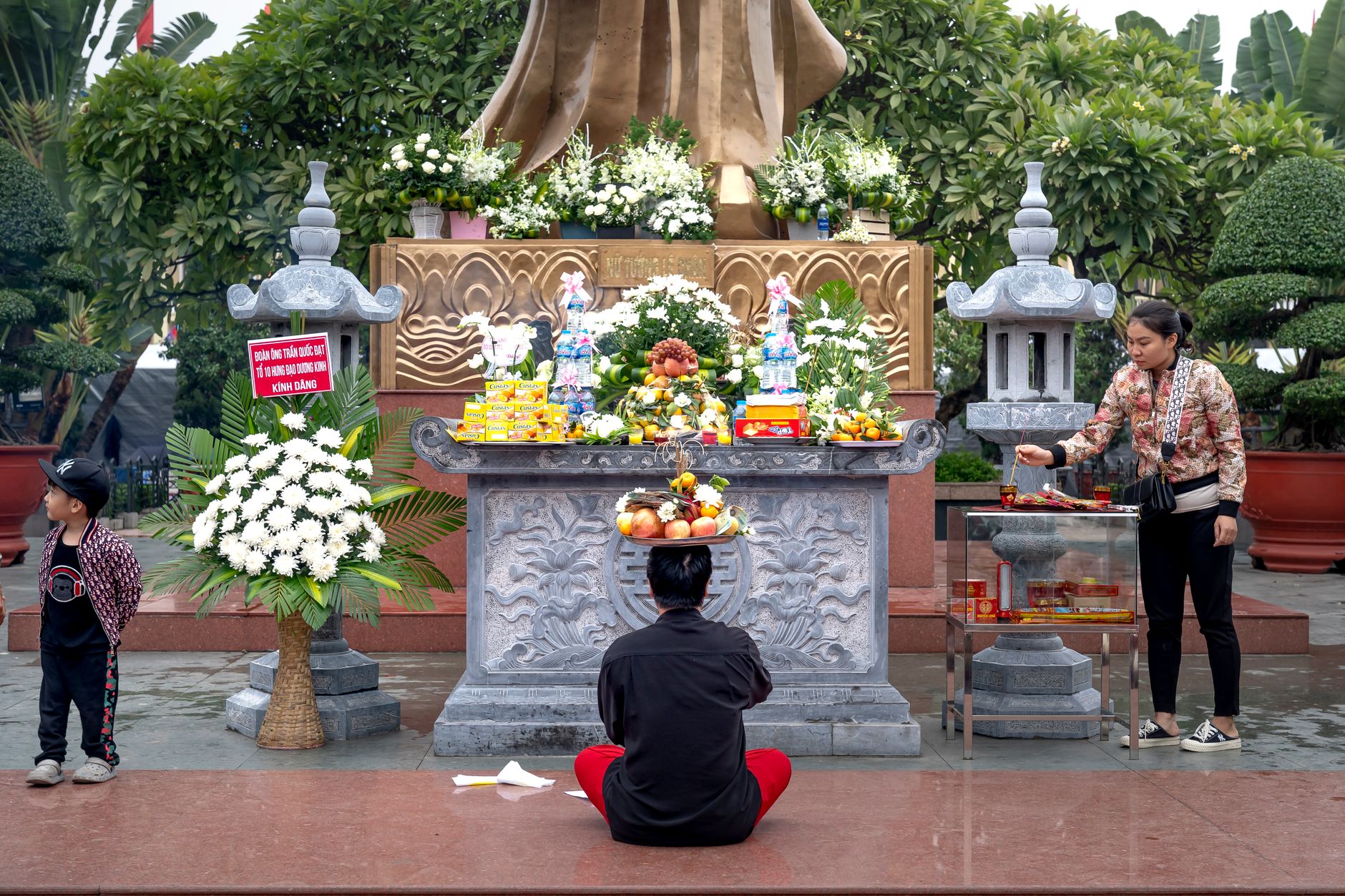 Mâm cúng chay trang nghiêm trên bàn thờ ngày rằm