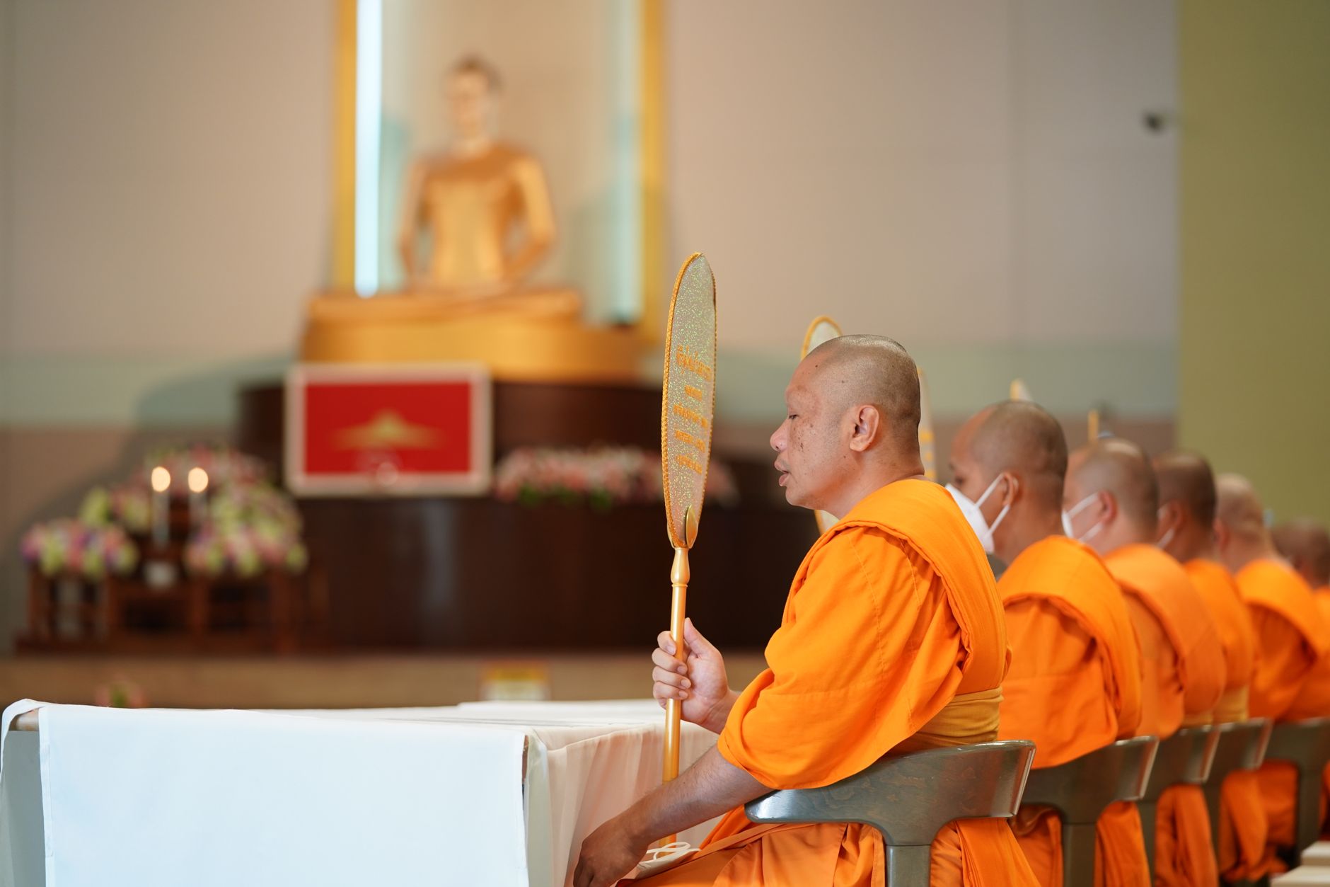 Chư tăng tụng kinh cầu siêu bên ánh nến trong chánh điện