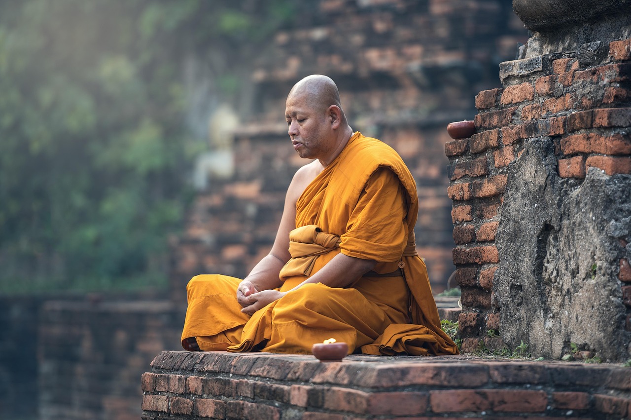 Người ngồi thiền tĩnh lặng trong sân chùa