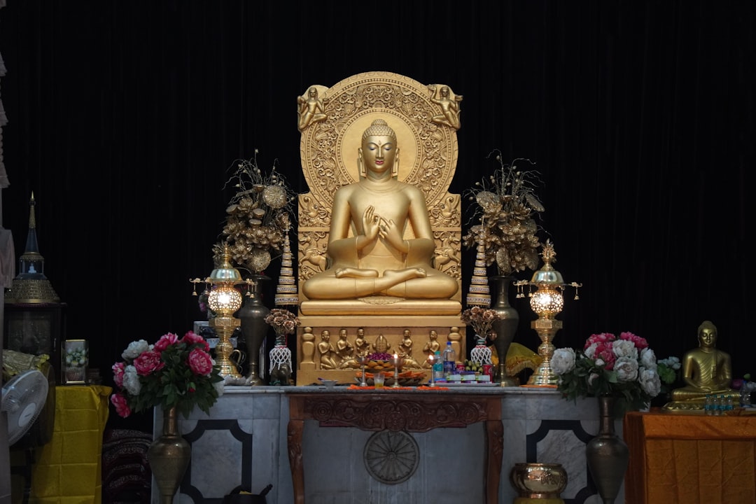 Bàn thờ cúng dường cầu cát tường thịnh vượng