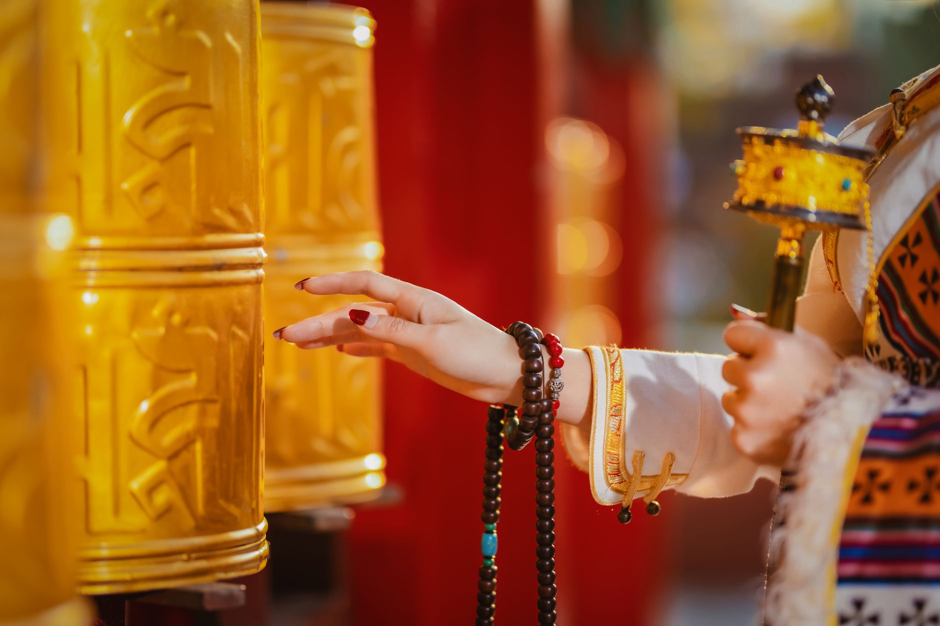 Bàn thờ Phật với chuỗi tràng hạt và đèn nến
