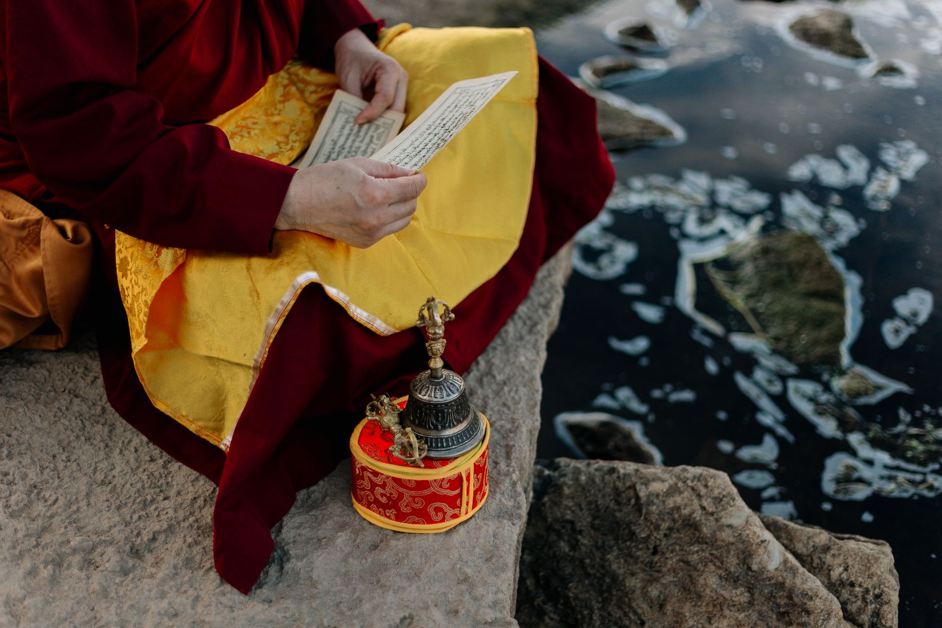 Bàn thờ Phật với hành giả trì chú Kim Cang Tát Đỏa