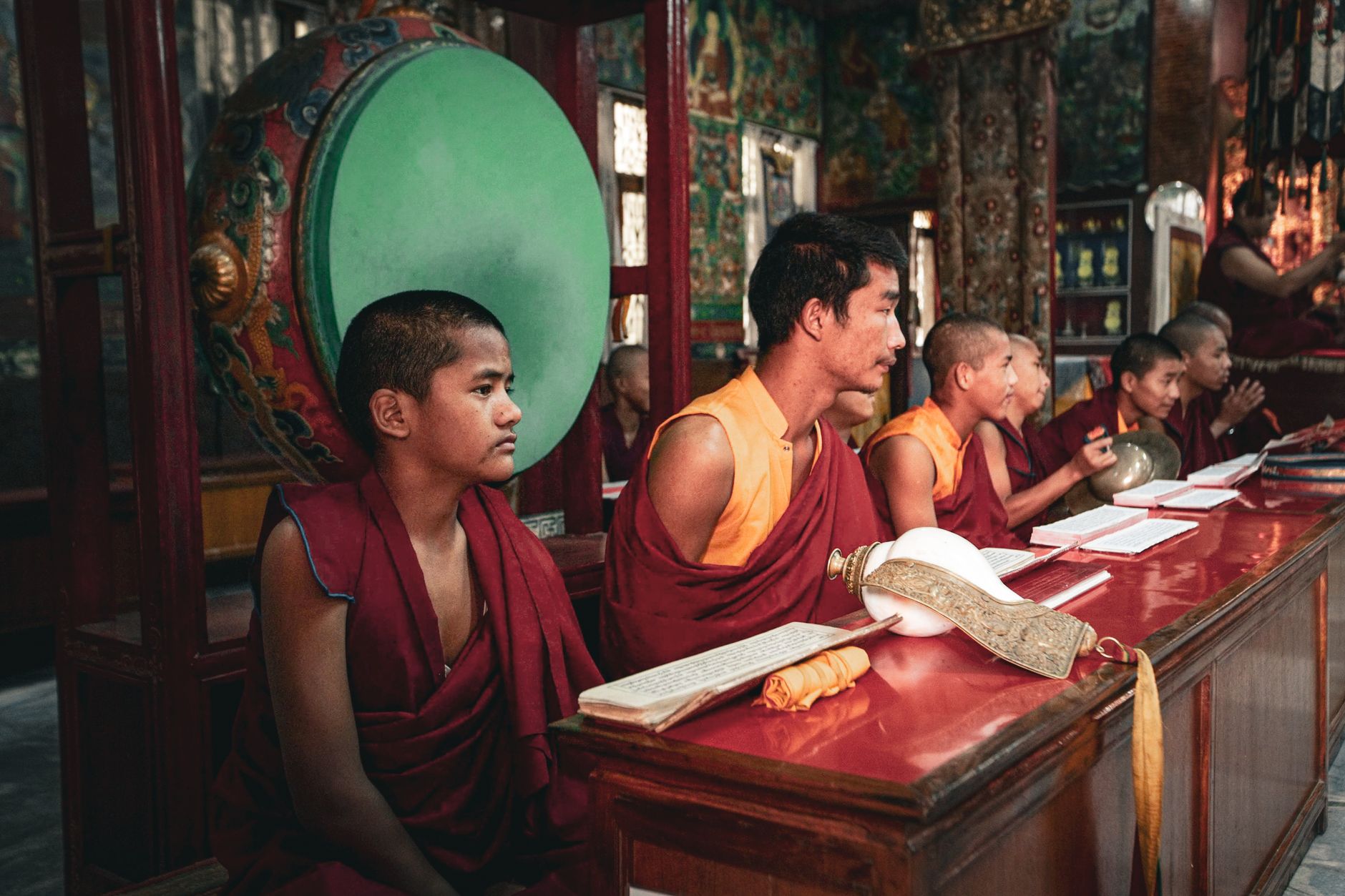 Tăng chúng tụng kinh trong chánh điện buổi sớm