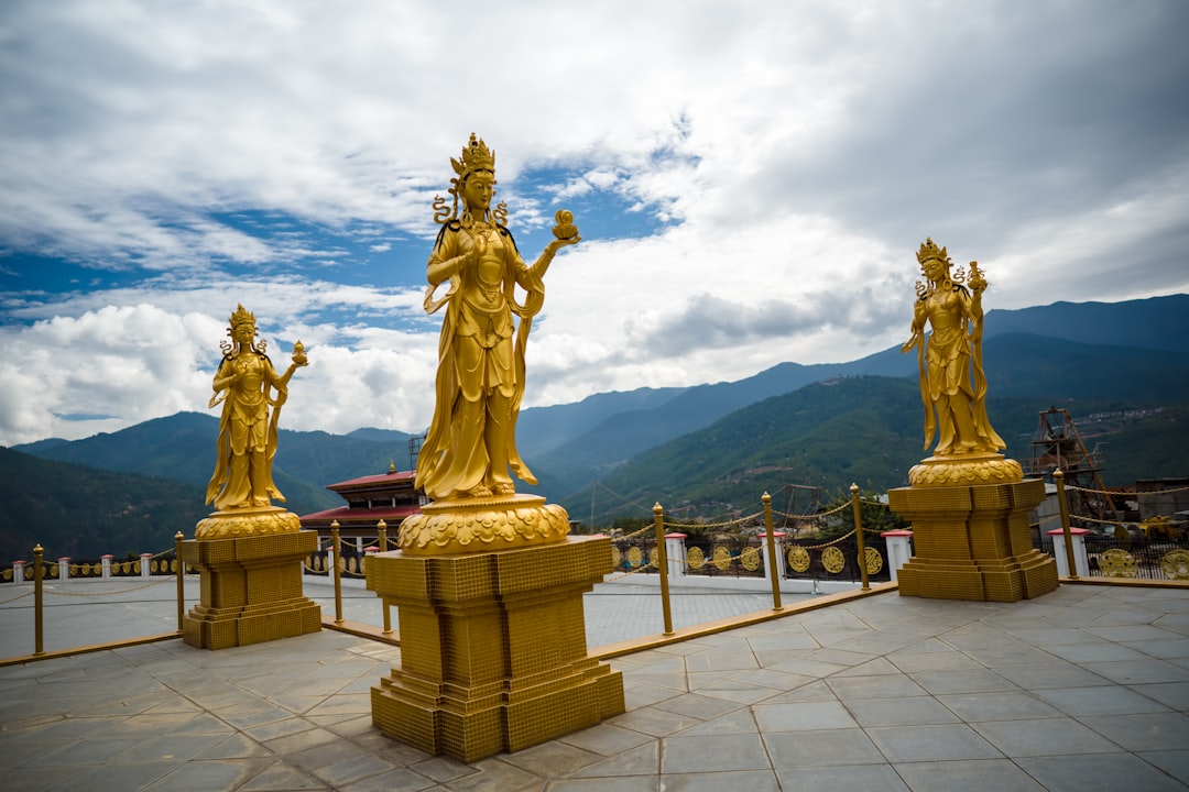 Tôn tượng Bồ Tát Quán Thế Âm trong chùa