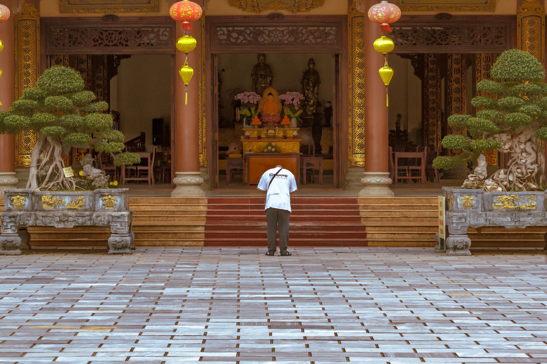 Người Phật tử lạy sám hối trước bàn thờ Phật