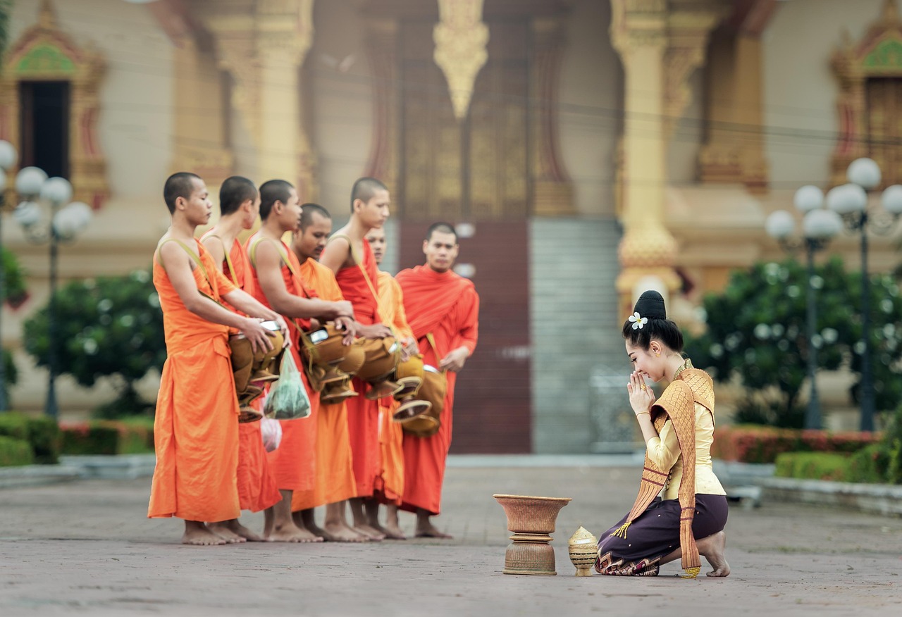 Người Phật tử chắp tay trì chú sám hối trước bàn thờ Phật