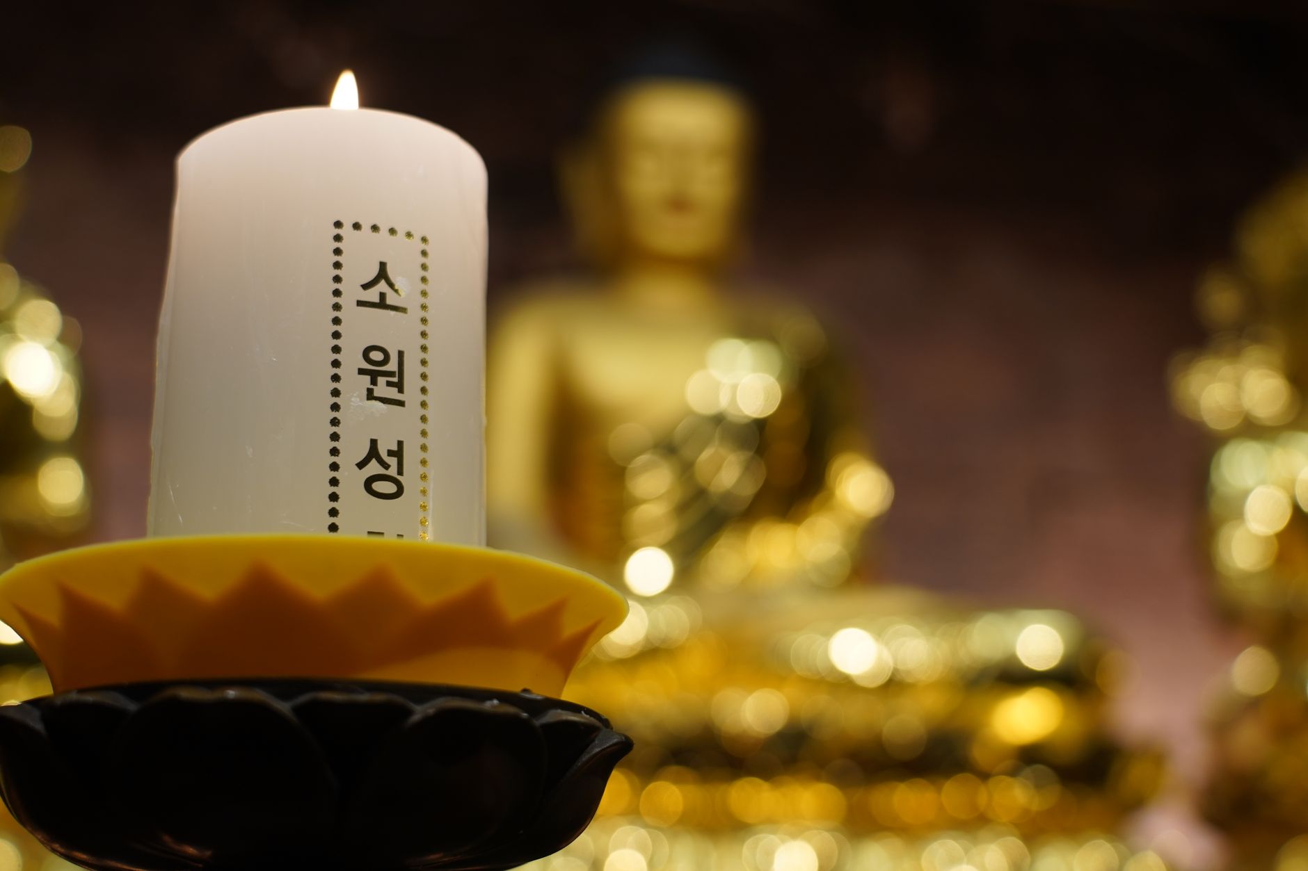 Bàn thờ Phật Dược Sư với nến và hương trong chùa