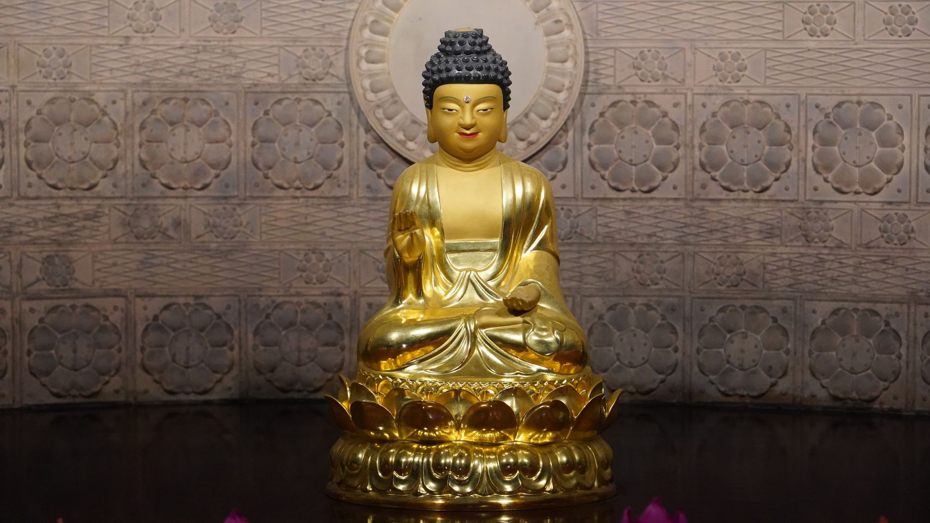 Tôn tượng Đức Tỳ Lô Giá Na Phật trong chánh điện trang nghiêm