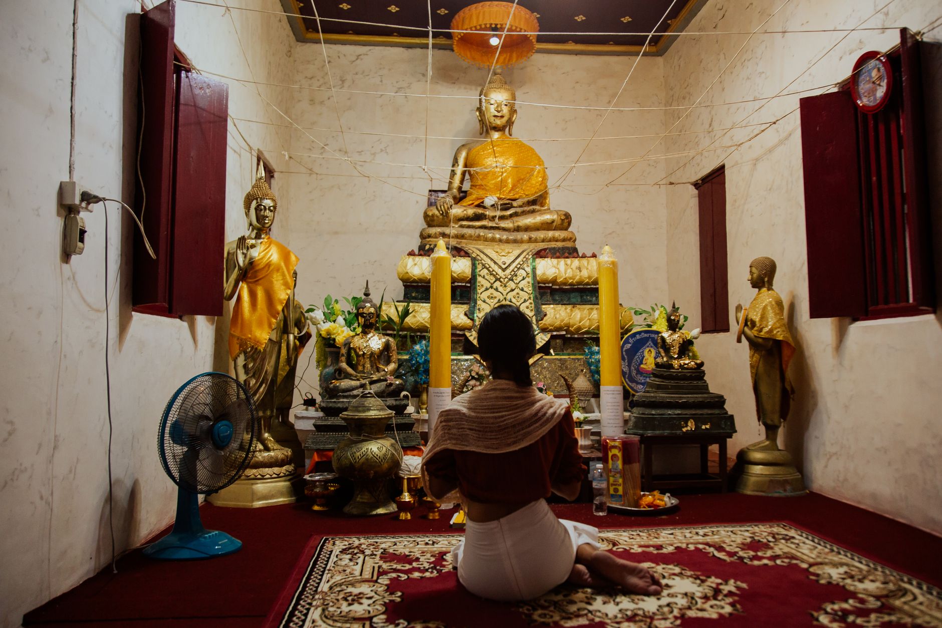 Bàn thờ Phật với hương và lễ phẩm cúng thí thực