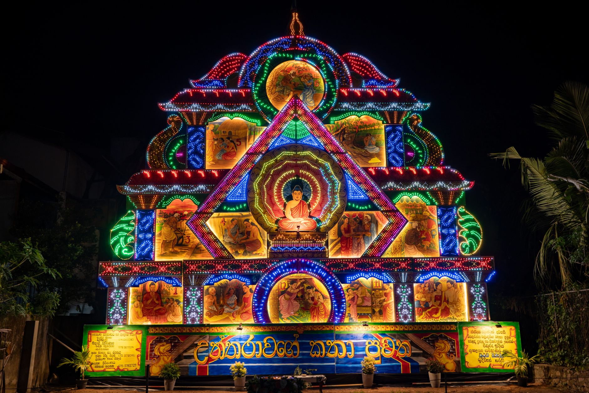 Quý vị Phật tử dâng đèn hoa đăng trong ngày đại lễ Vesak tại chùa