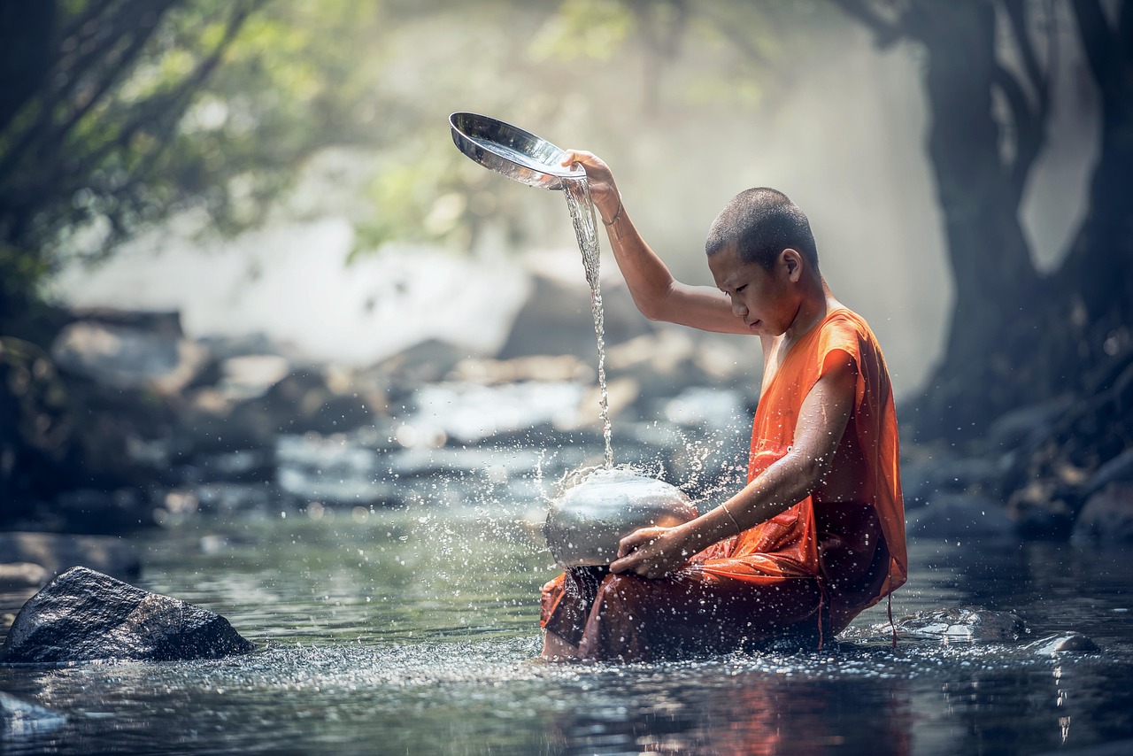 Vị tu sĩ ngồi thiền một mình trong rừng núi lúc bình minh
