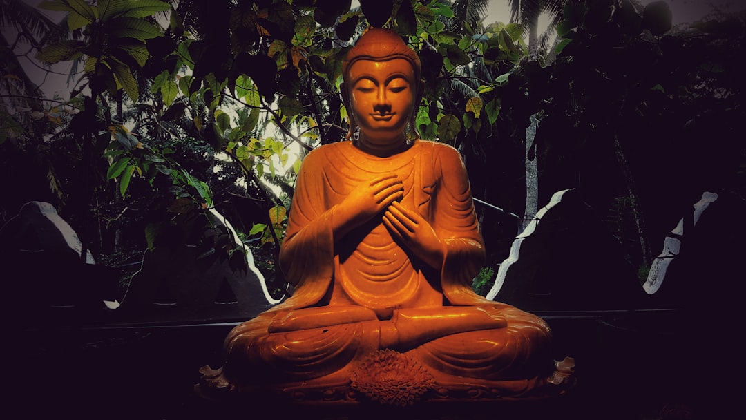 Ngọn nến và không gian thiền định trong chùa