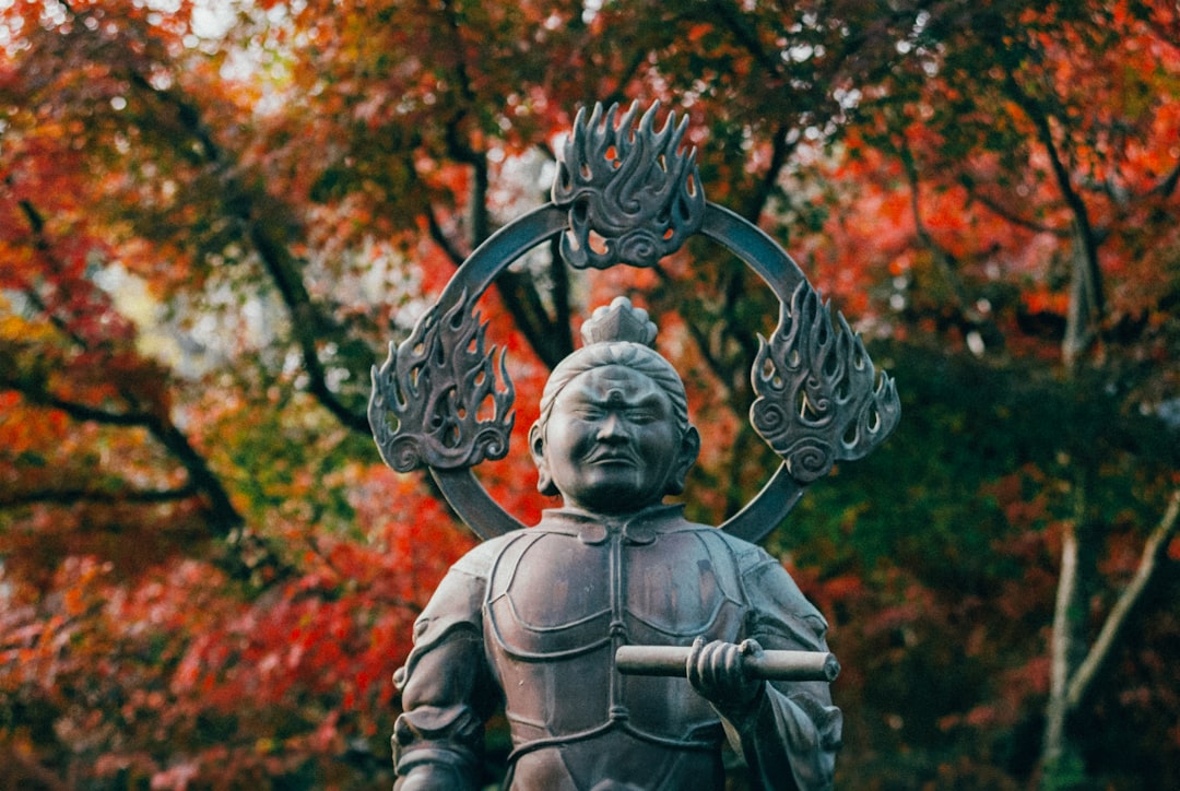 Tượng thần hộ pháp trước cổng chùa