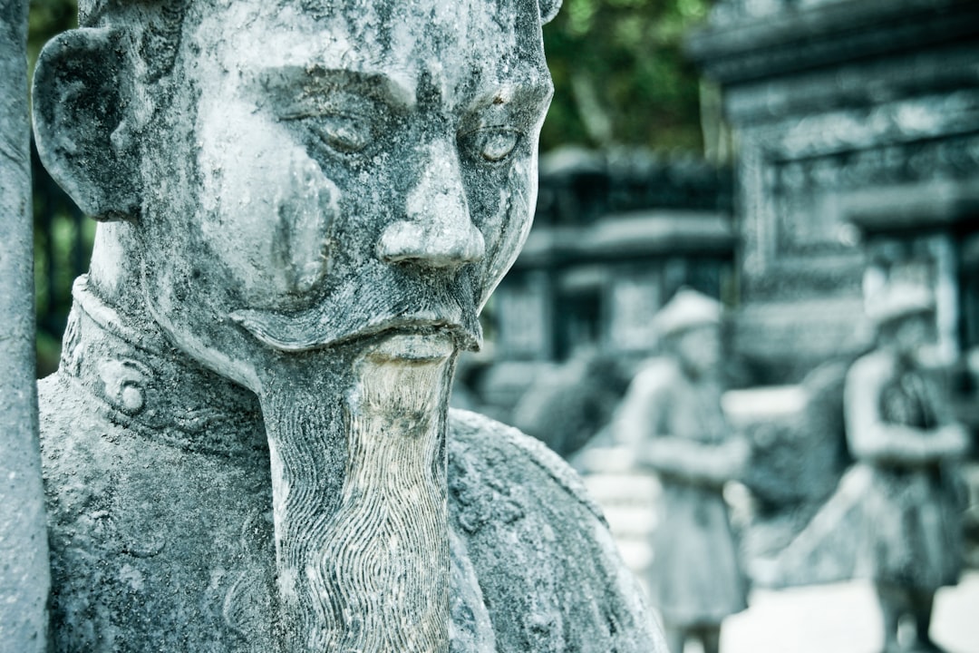 Tượng thần hộ pháp trong chùa
