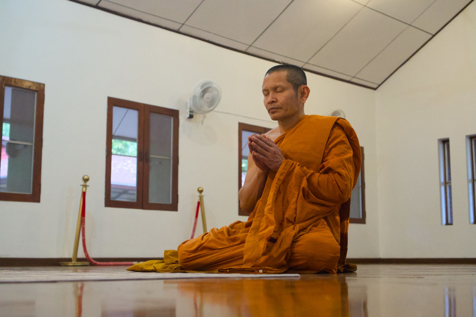 Người ngồi tĩnh lặng quán chiếu lời nói trong không gian chùa