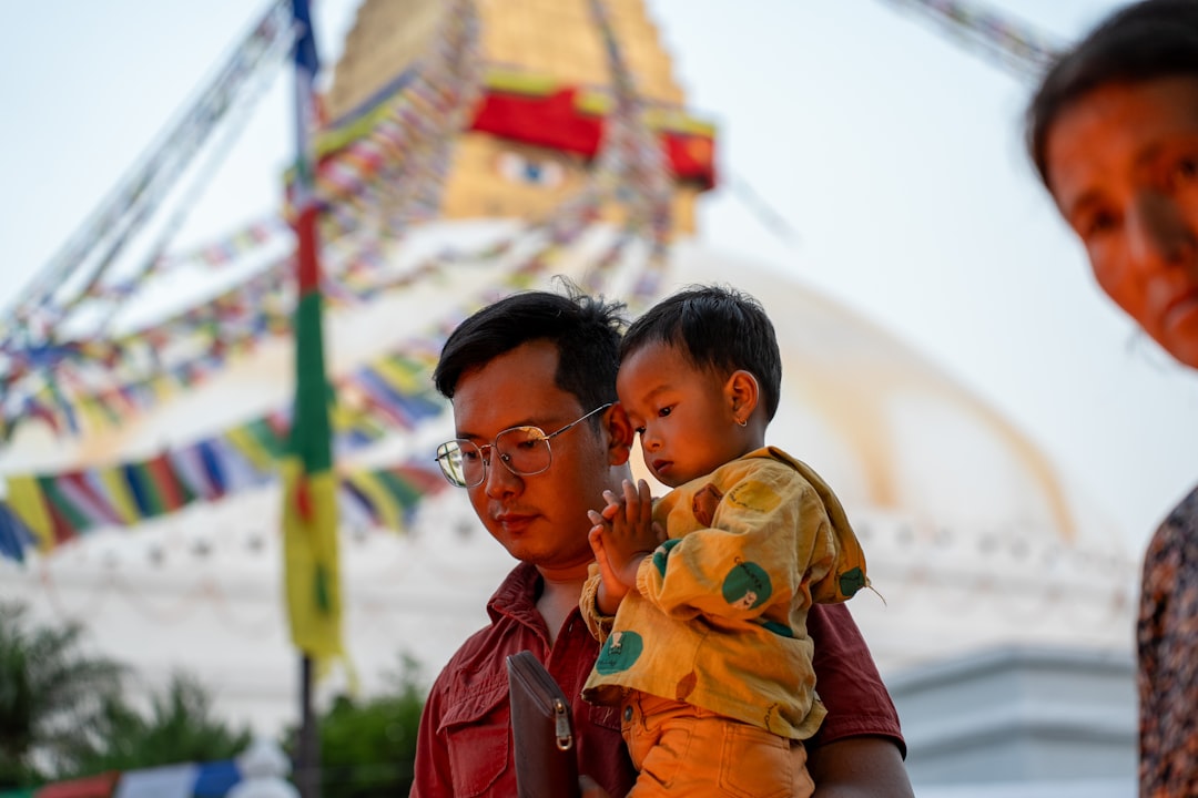 Người mẹ ôm con trong tinh thần từ bi nhà Phật