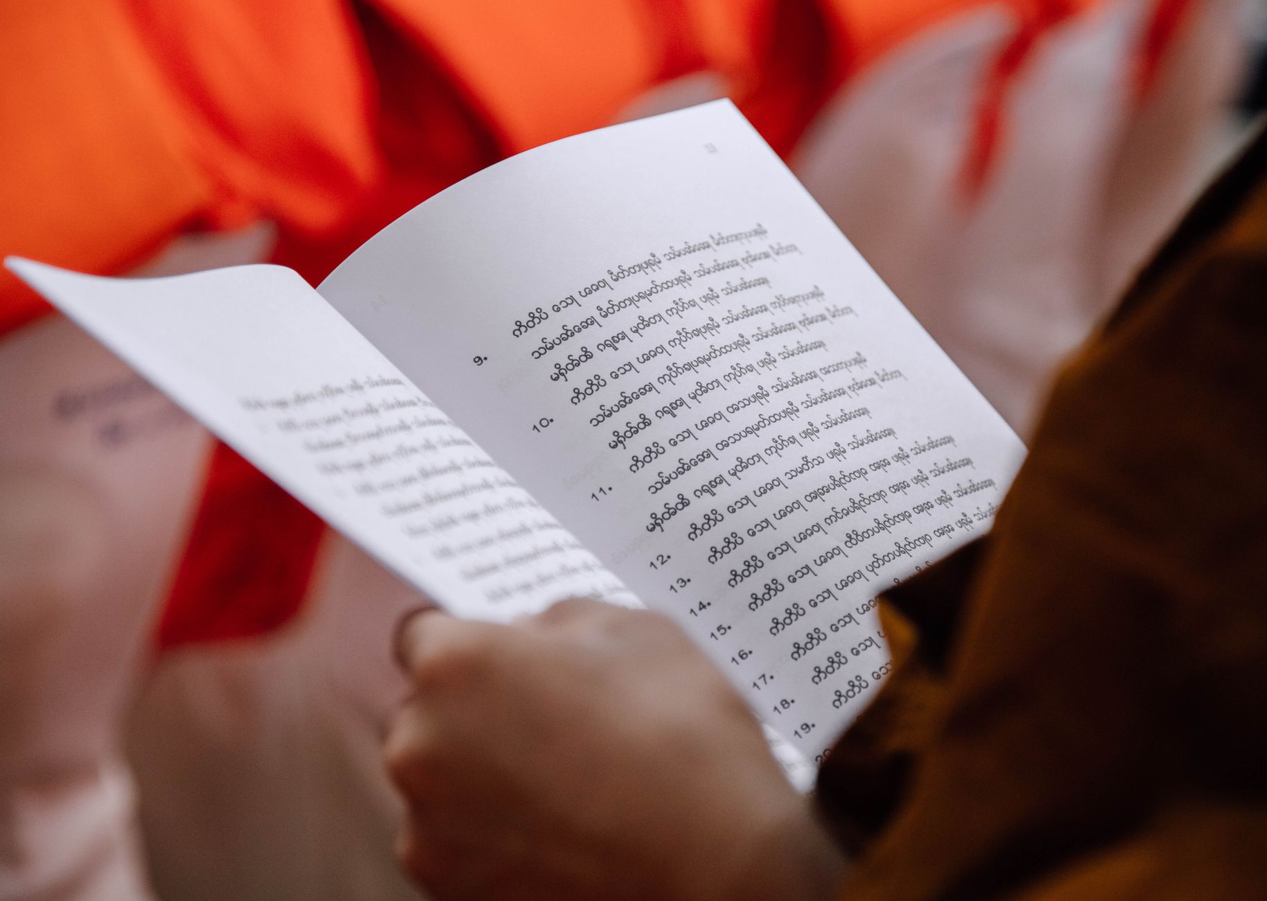 Bộ kinh Phật giáo Đại thừa trên bàn thờ trang nghiêm