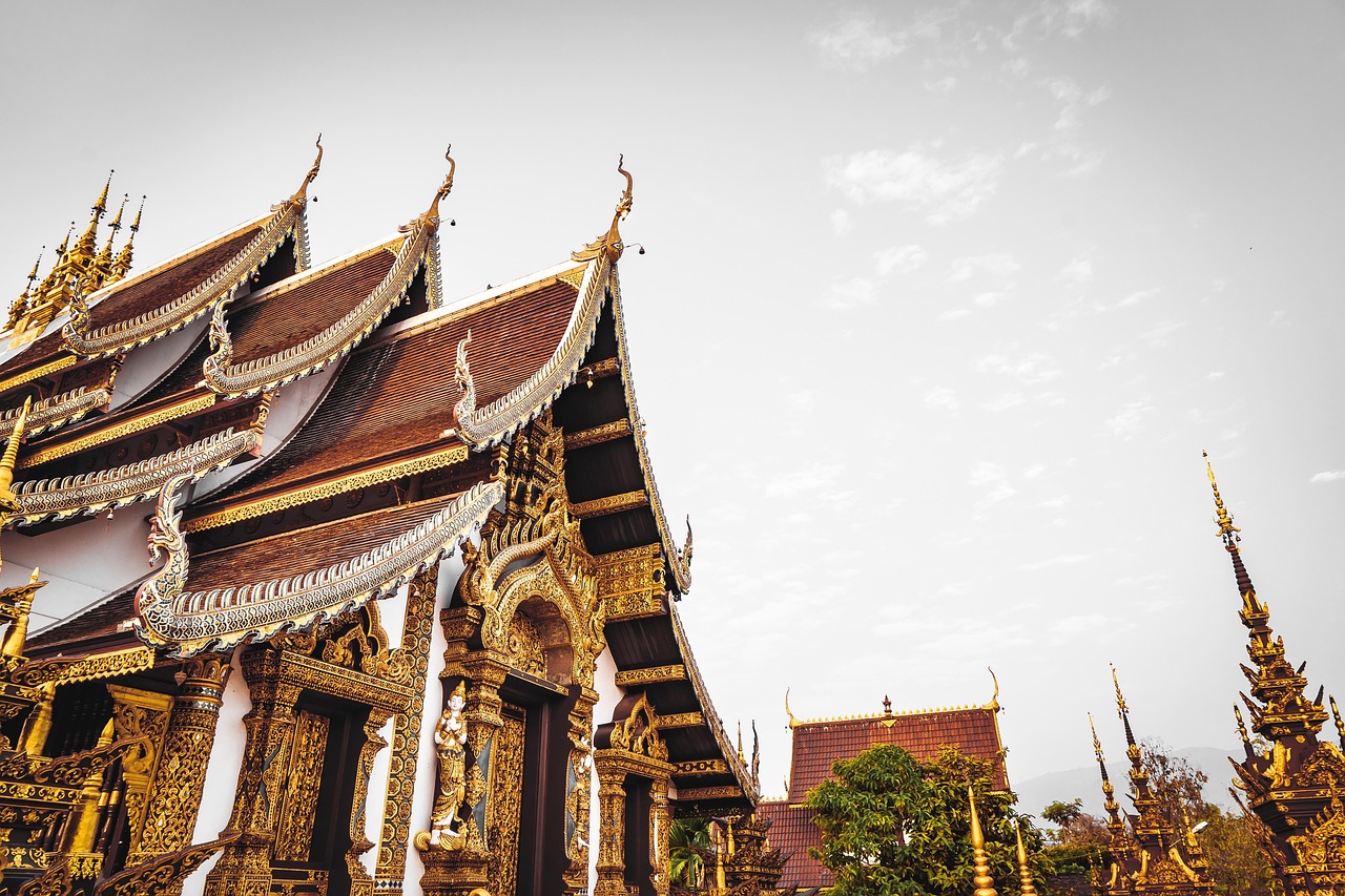 Bản kinh Phật cổ dưới ánh nến trong chánh điện