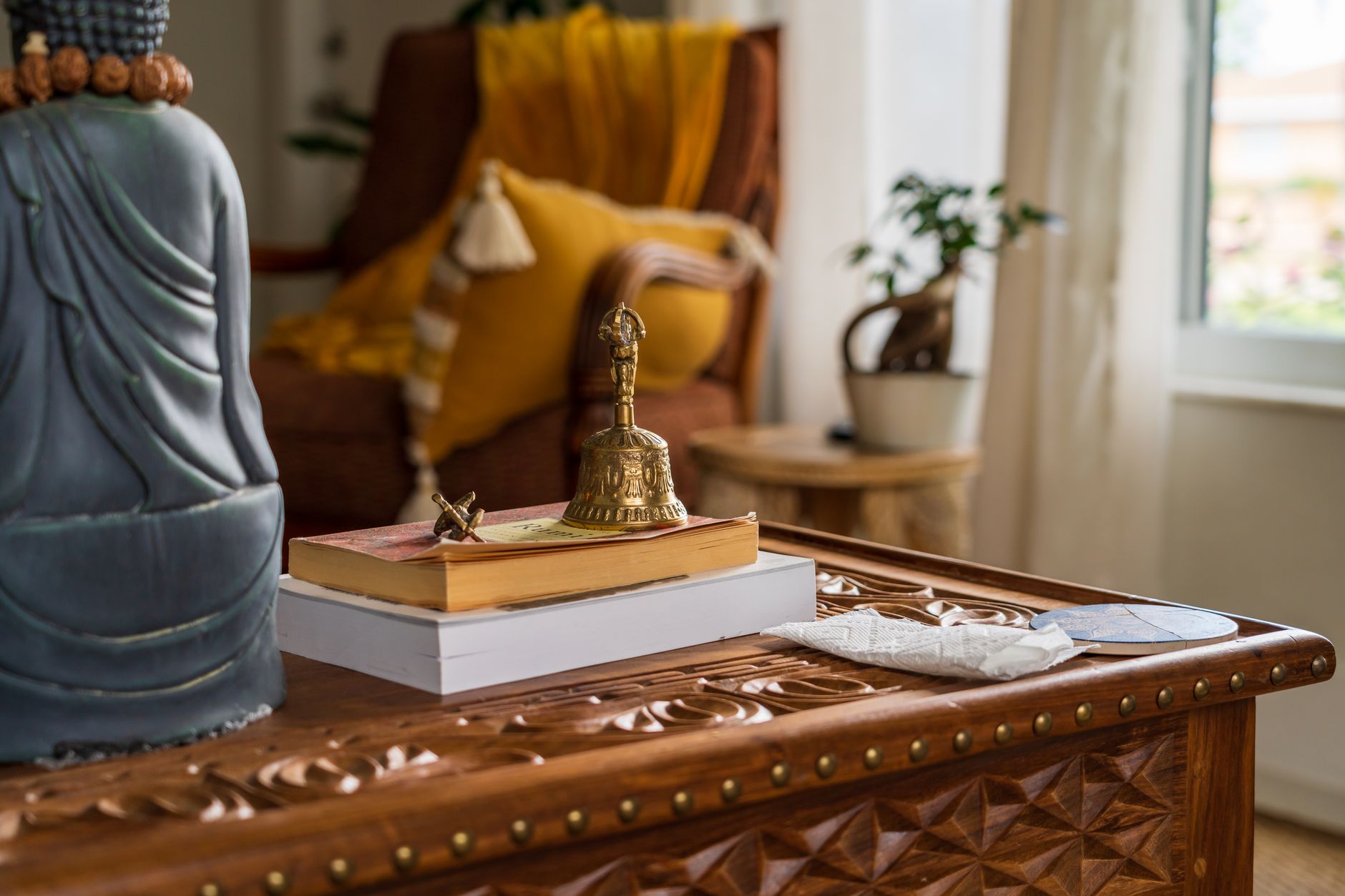 Bàn thờ Phật tại gia với quyển kinh và chuỗi hạt