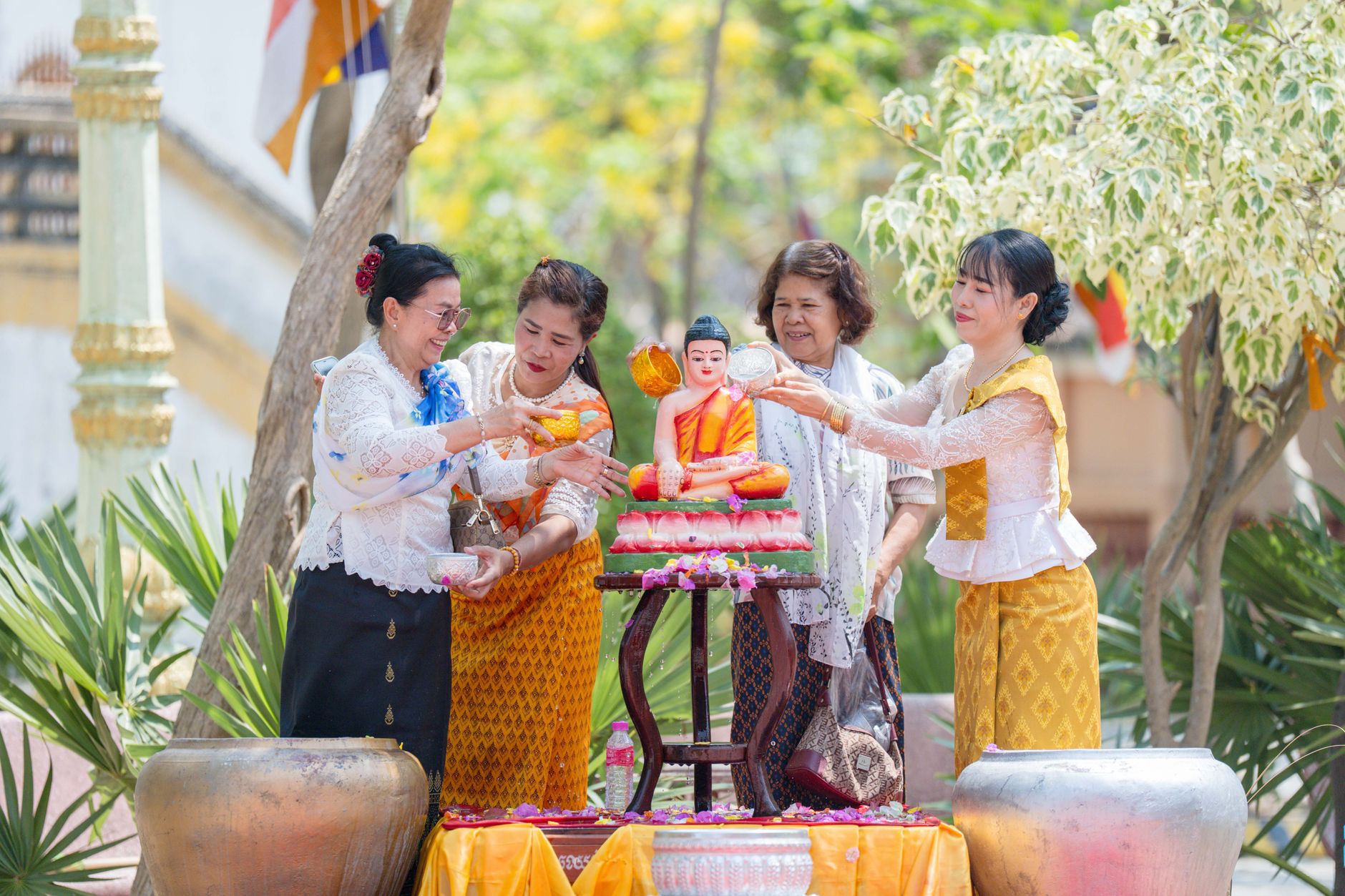 Tôn tượng Đức Phật sơ sinh trong lễ tắm Phật ngày Phật Đản