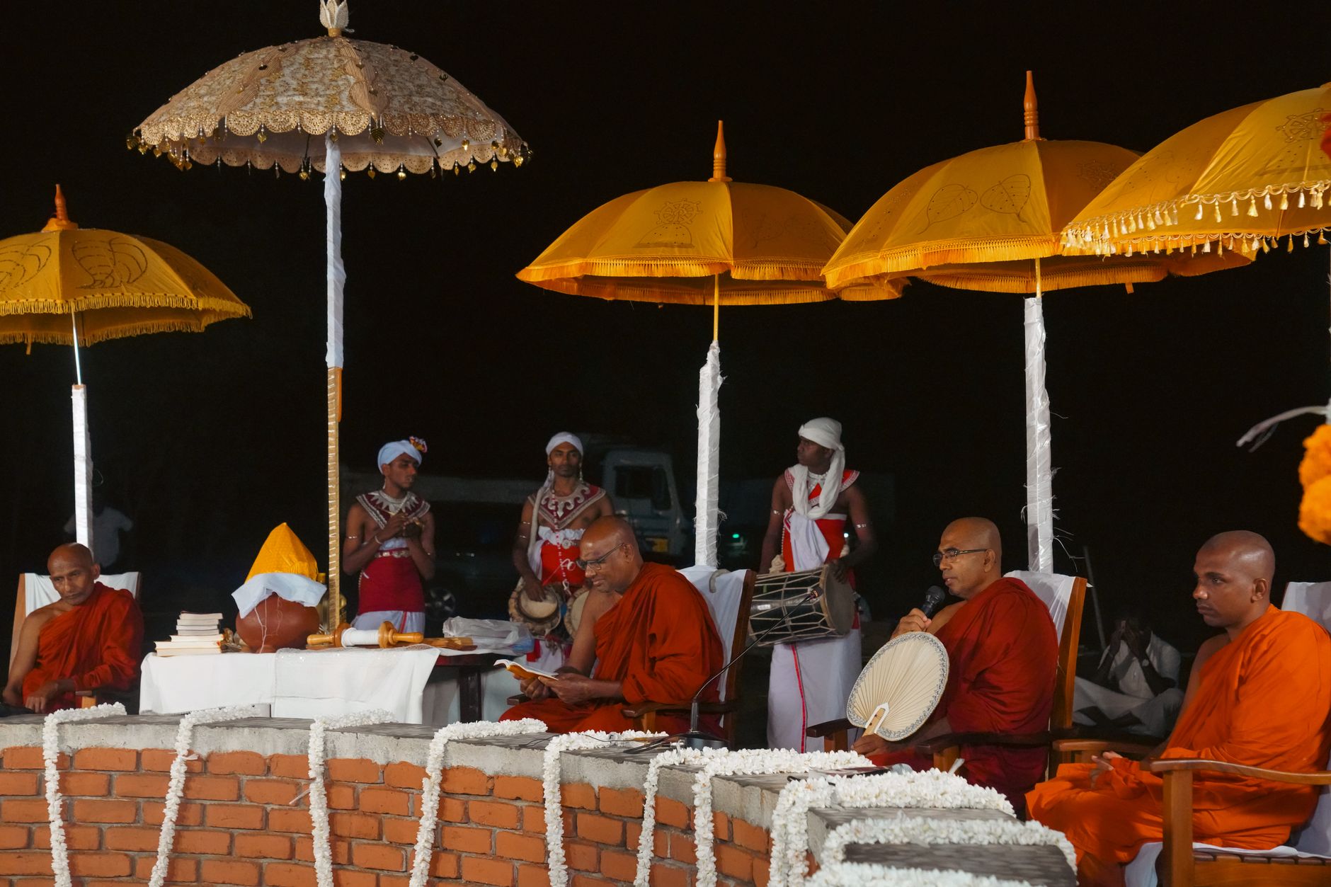 Chư Tăng tụ họp tại chánh điện trong lễ Tự Tứ