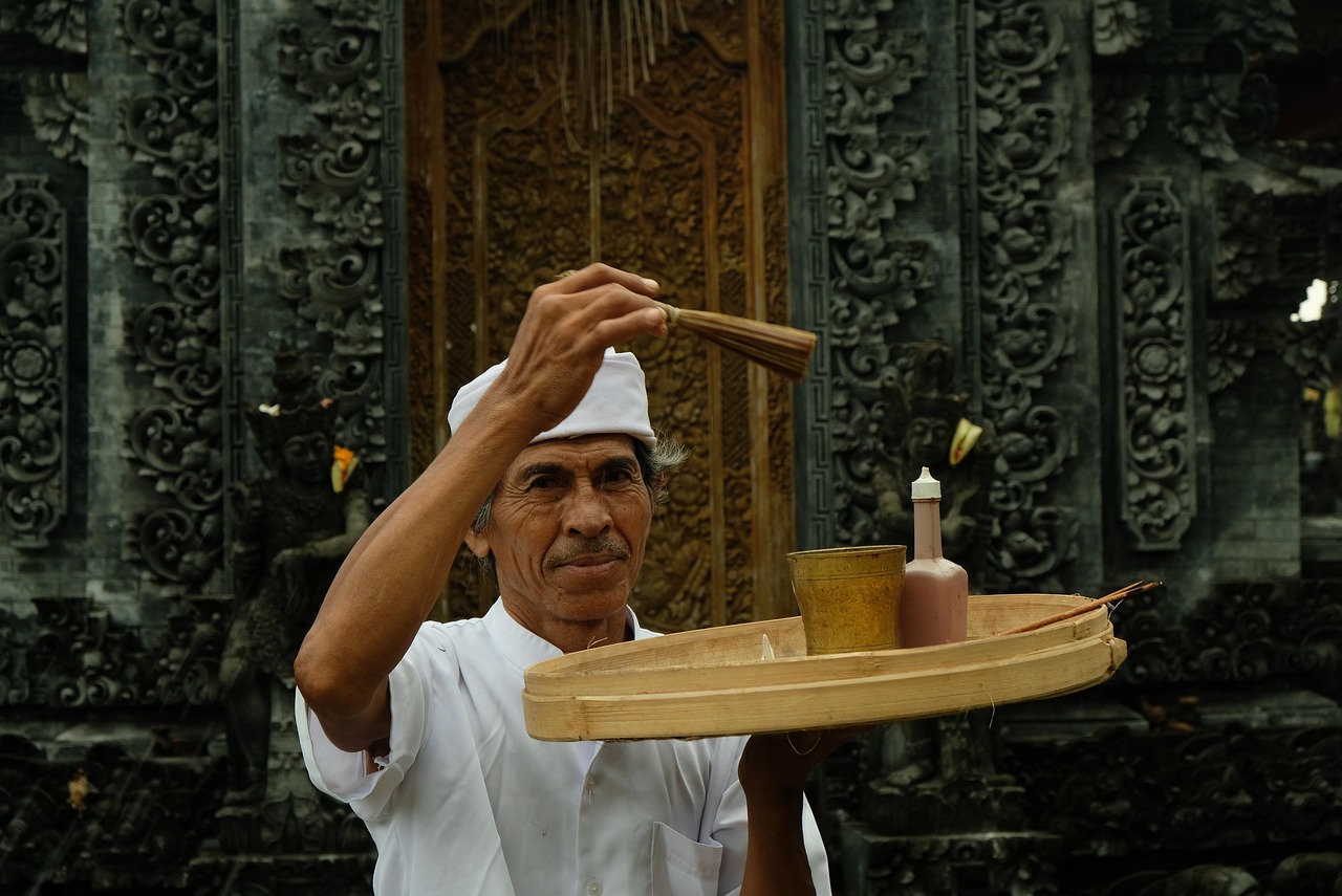 Bàn thờ Phật với hương đèn trang nghiêm
