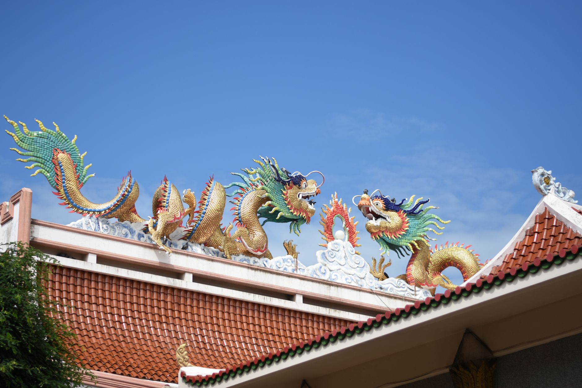 Tượng rồng trước ngôi chùa Phật giáo Á Đông