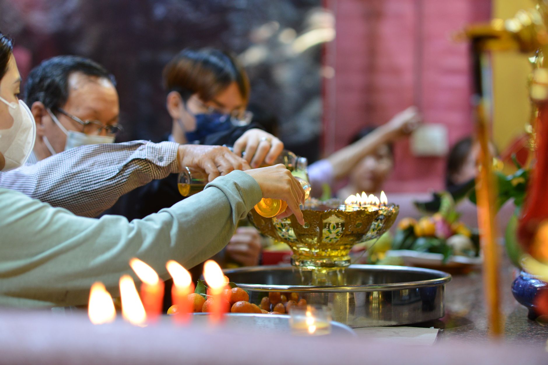 Bàn thờ Phật với mâm cơm chay trong ngày trai