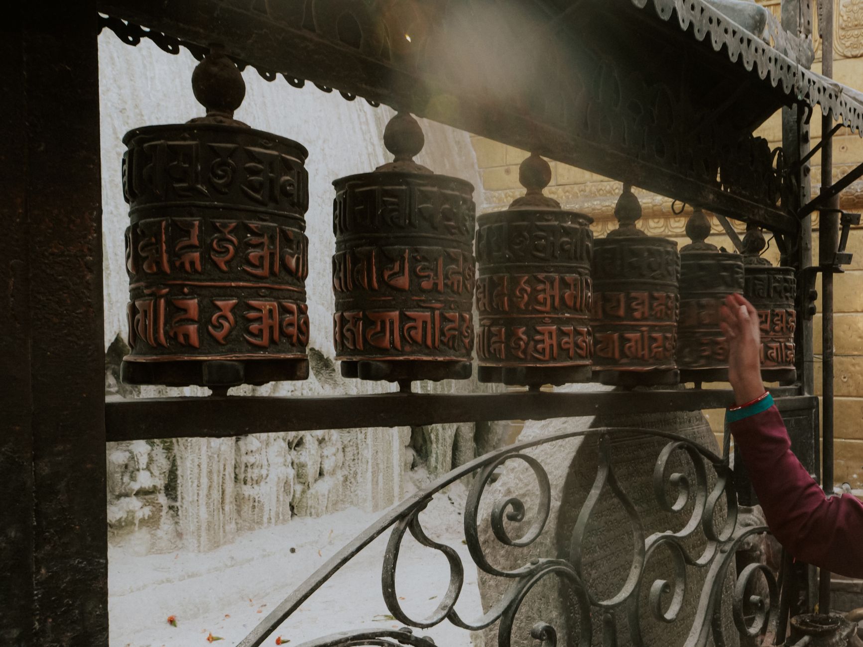 Câu chú Oṃ Maṇi Padme Hūṃ khắc trên đá cầu nguyện