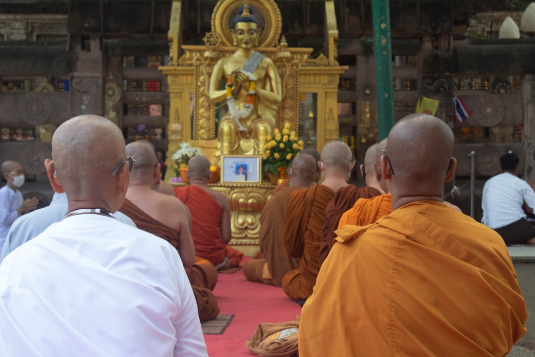 Chư tăng tụng kinh sám hối trong chánh điện