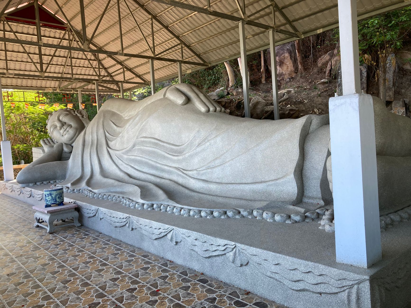 Tượng Đức Phật nhập Niết Bàn trang nghiêm trong chùa
