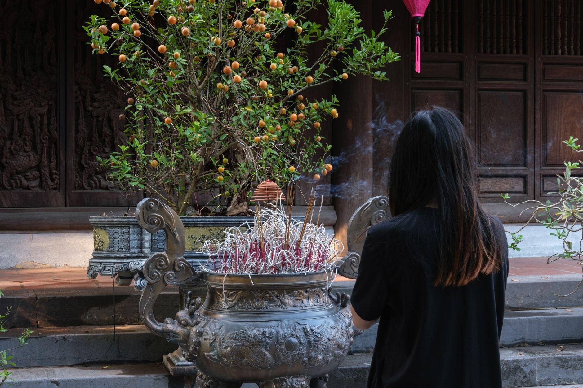 Bàn thờ Phật với nén hương và lịch âm trong ngày vía
