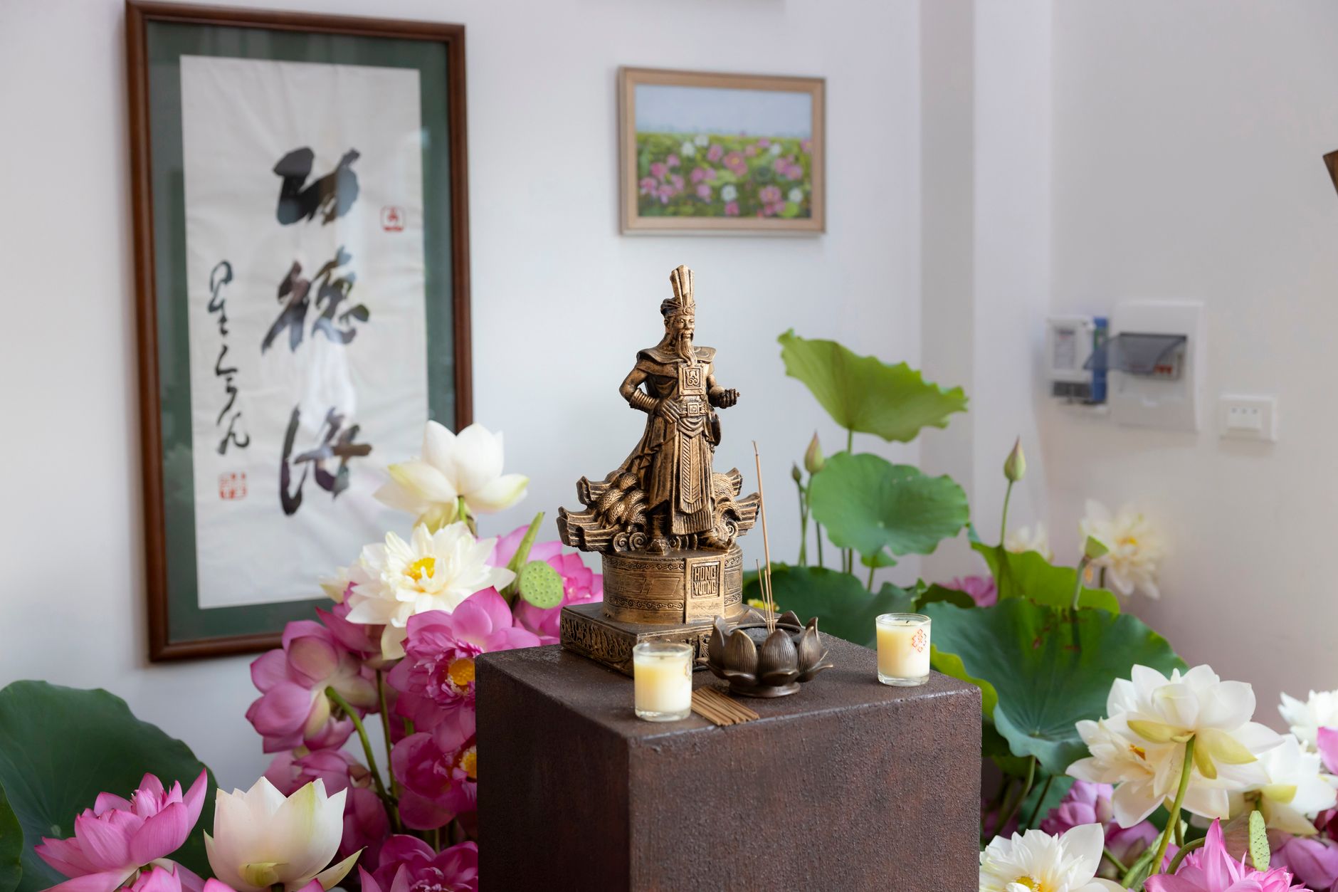 Tôn tượng Bồ Tát Quán Thế Âm trang nghiêm bên hoa sen