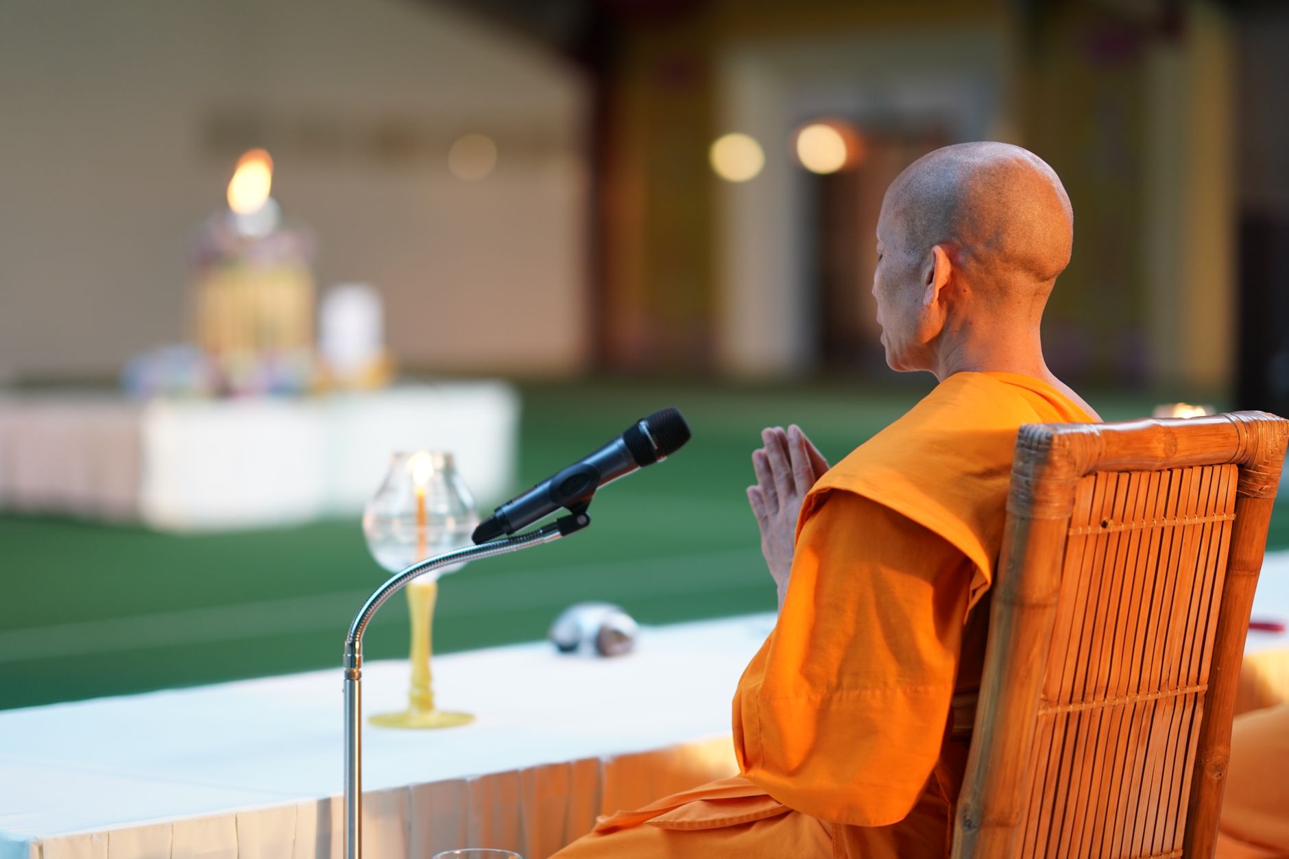Vị tăng sĩ ngồi thiền an lạc trong sân chùa lúc bình minh