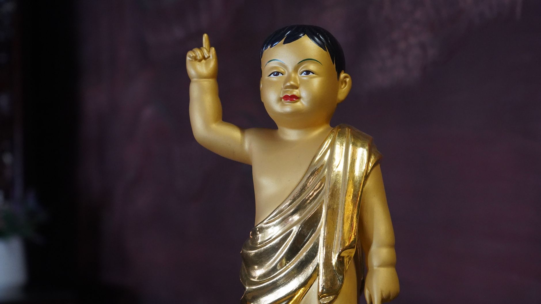 Tượng Phật Dược Sư cùng hai vị Bồ Tát thị giả trên ban thờ chùa
