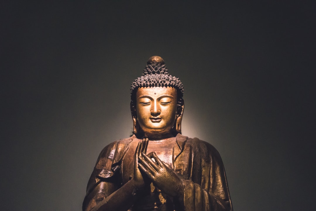 Tượng Phật trang nghiêm trong ngôi chùa