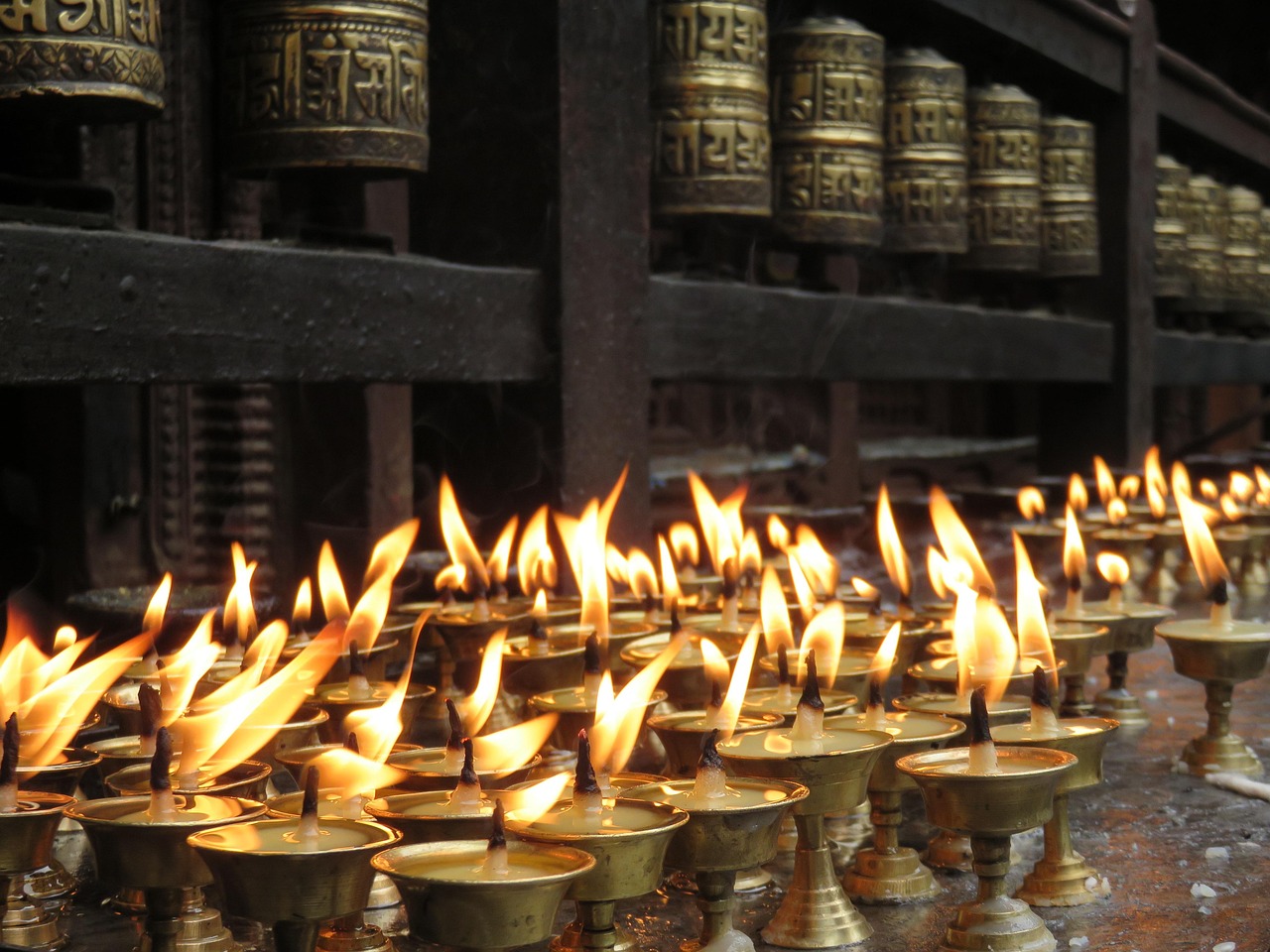 Bàn thờ Phật với nến và hương trong chùa