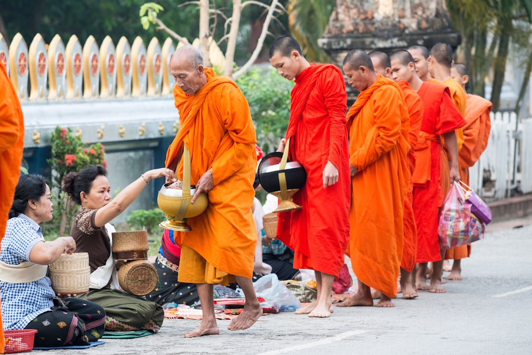 Lễ quy y trong chùa với hương trầm