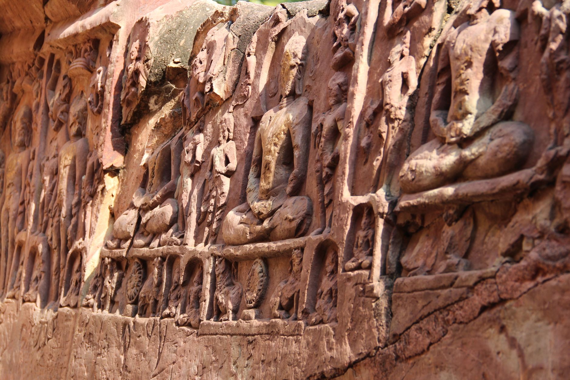 Phù điêu cổ khắc hình Đức Phật thuyết pháp tại vườn Lộc Uyển