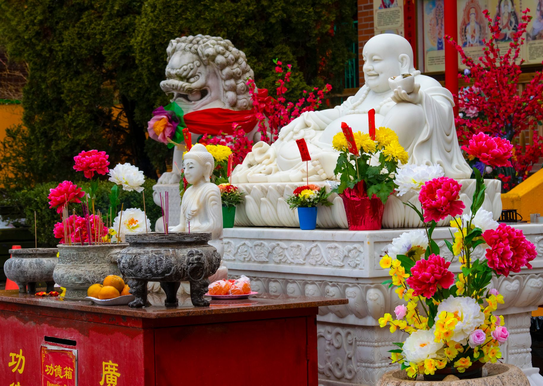 Bàn thờ Phật với hương hoa đèn nến dâng cúng