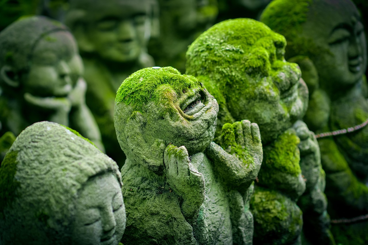 Tượng voi trắng trong sân chùa biểu trưng cho Phổ Hiền Bồ Tát
