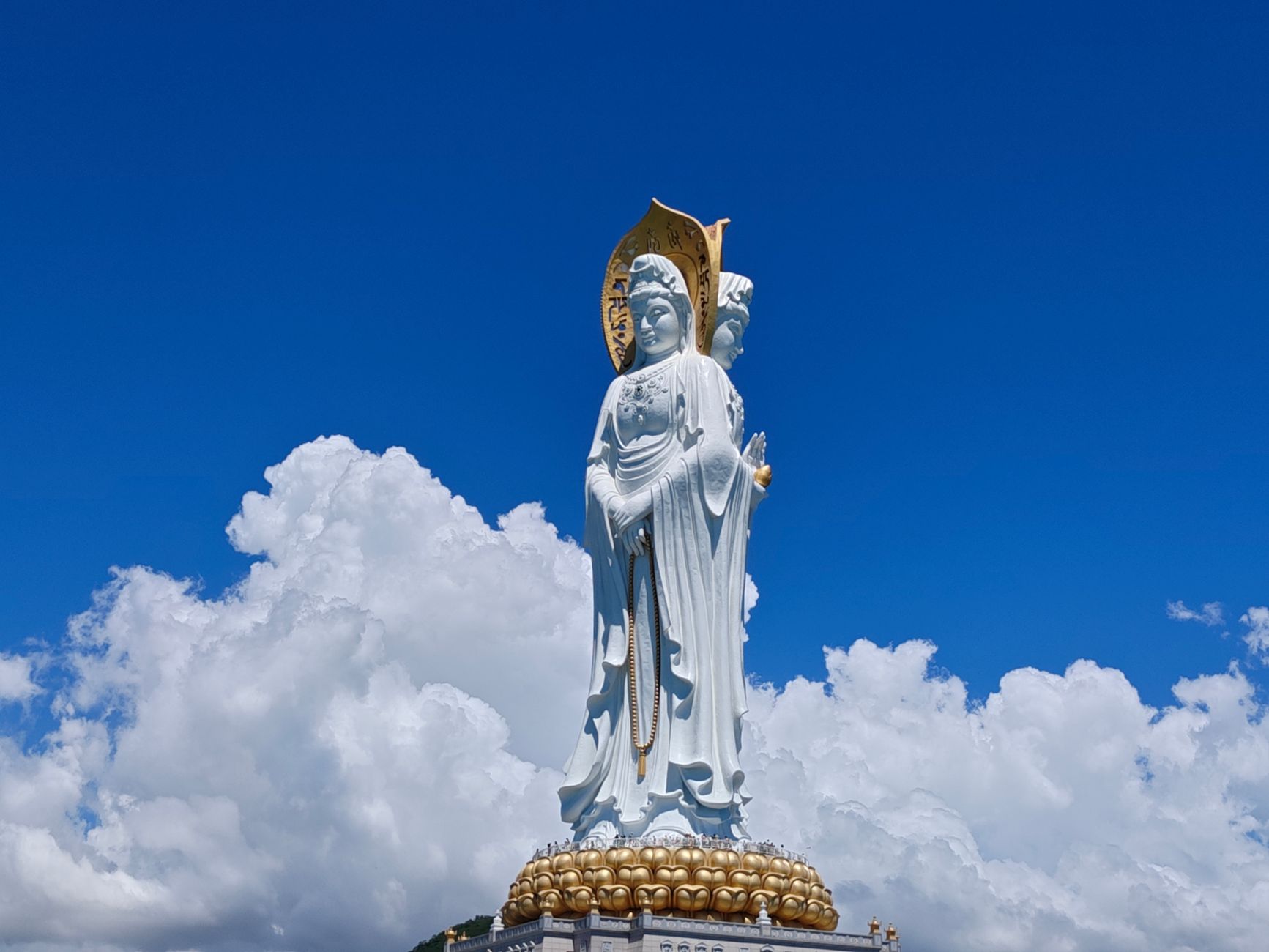 Tôn tượng Quán Thế Âm Bồ Tát trang nghiêm với áo trắng và cành dương liễu