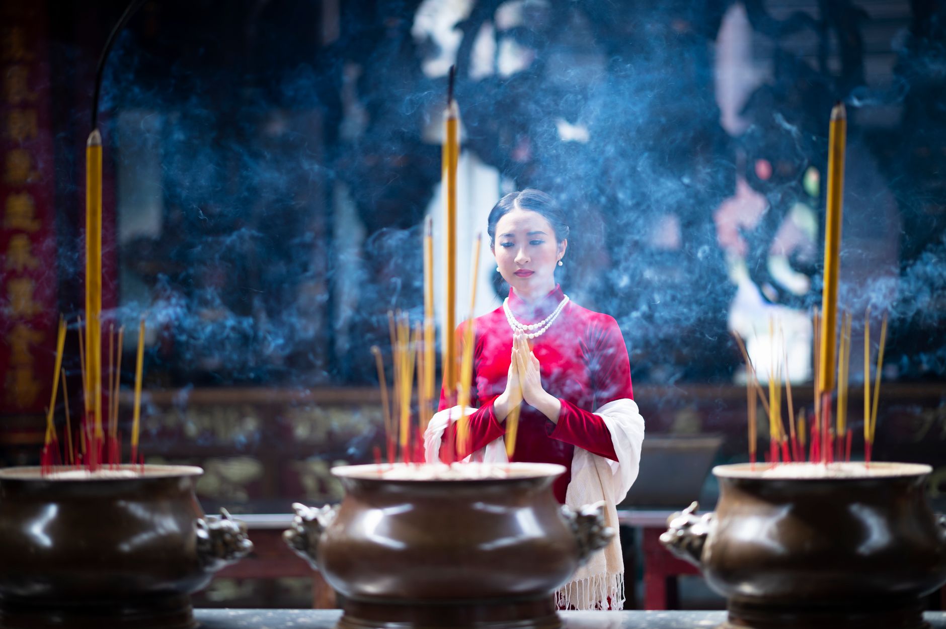 Người chắp tay sám hối trước Phật trong chùa