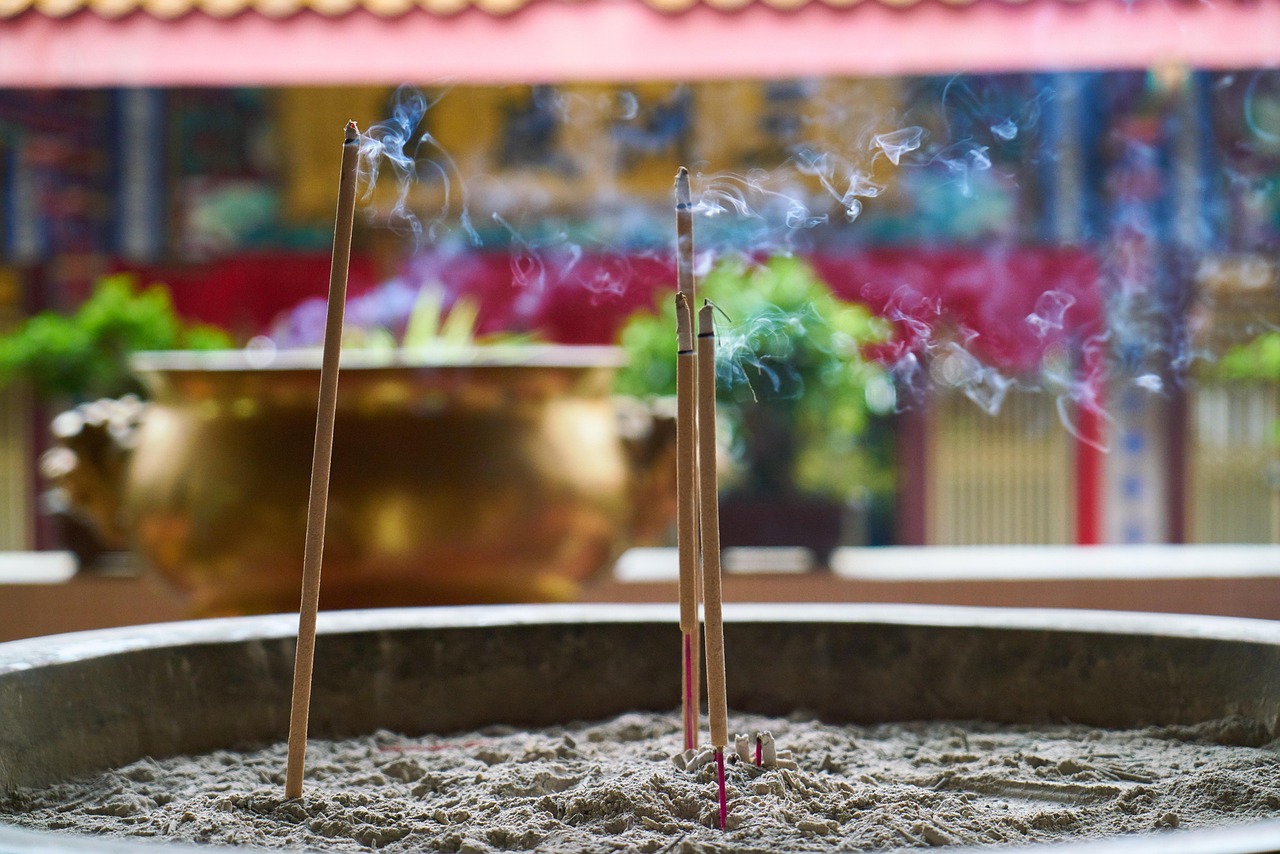 Hương đèn nơi chánh điện gợi nhắc tâm sám hối thanh tịnh