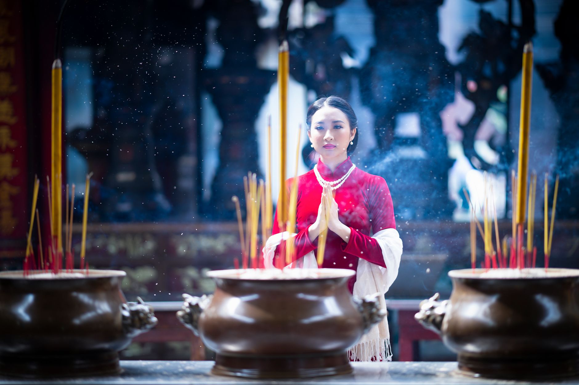 Đôi bàn tay người già chắp lại cầu nguyện trong chánh điện