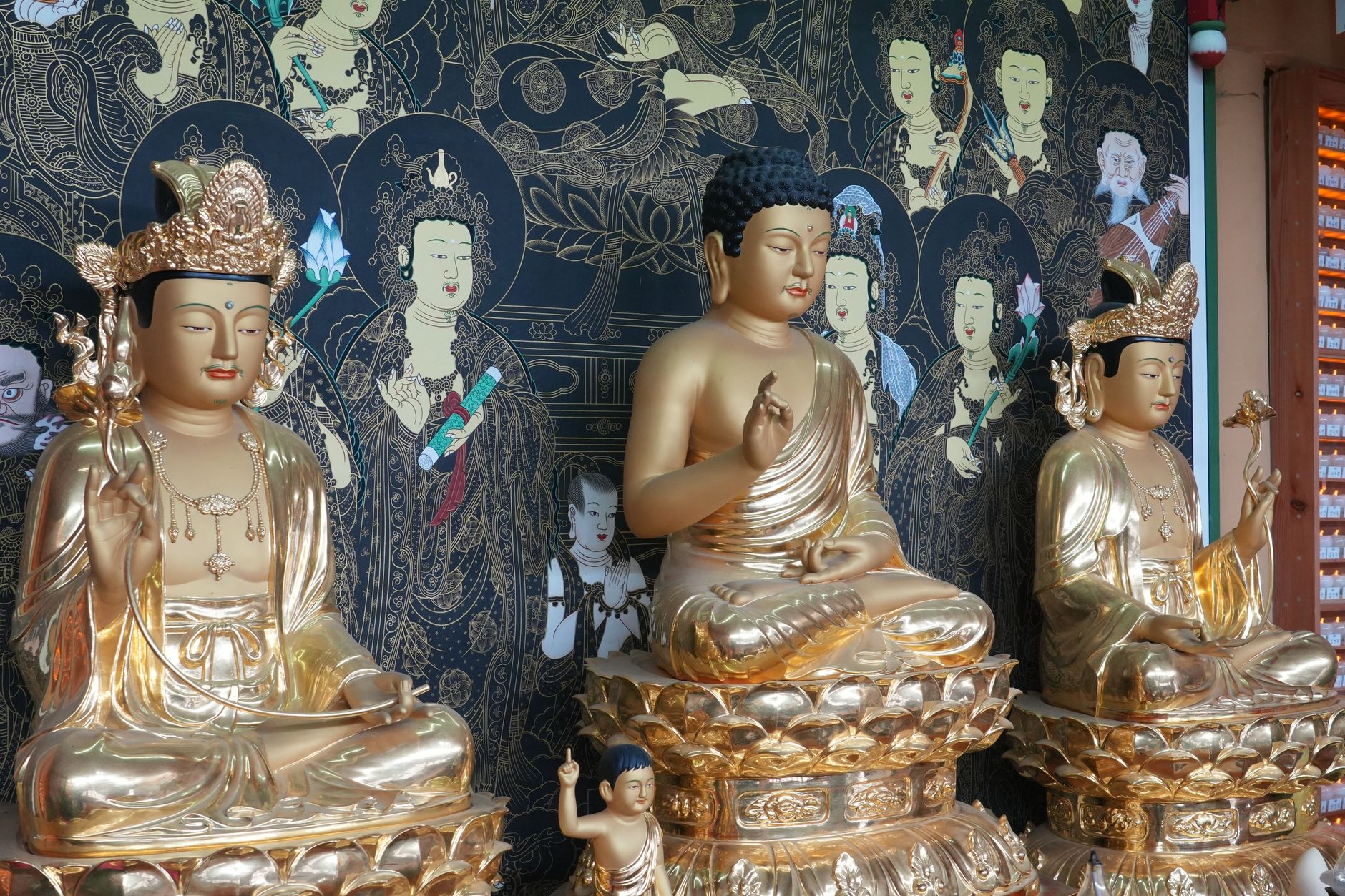 Tượng Phật trang nghiêm trong chánh điện ngôi chùa