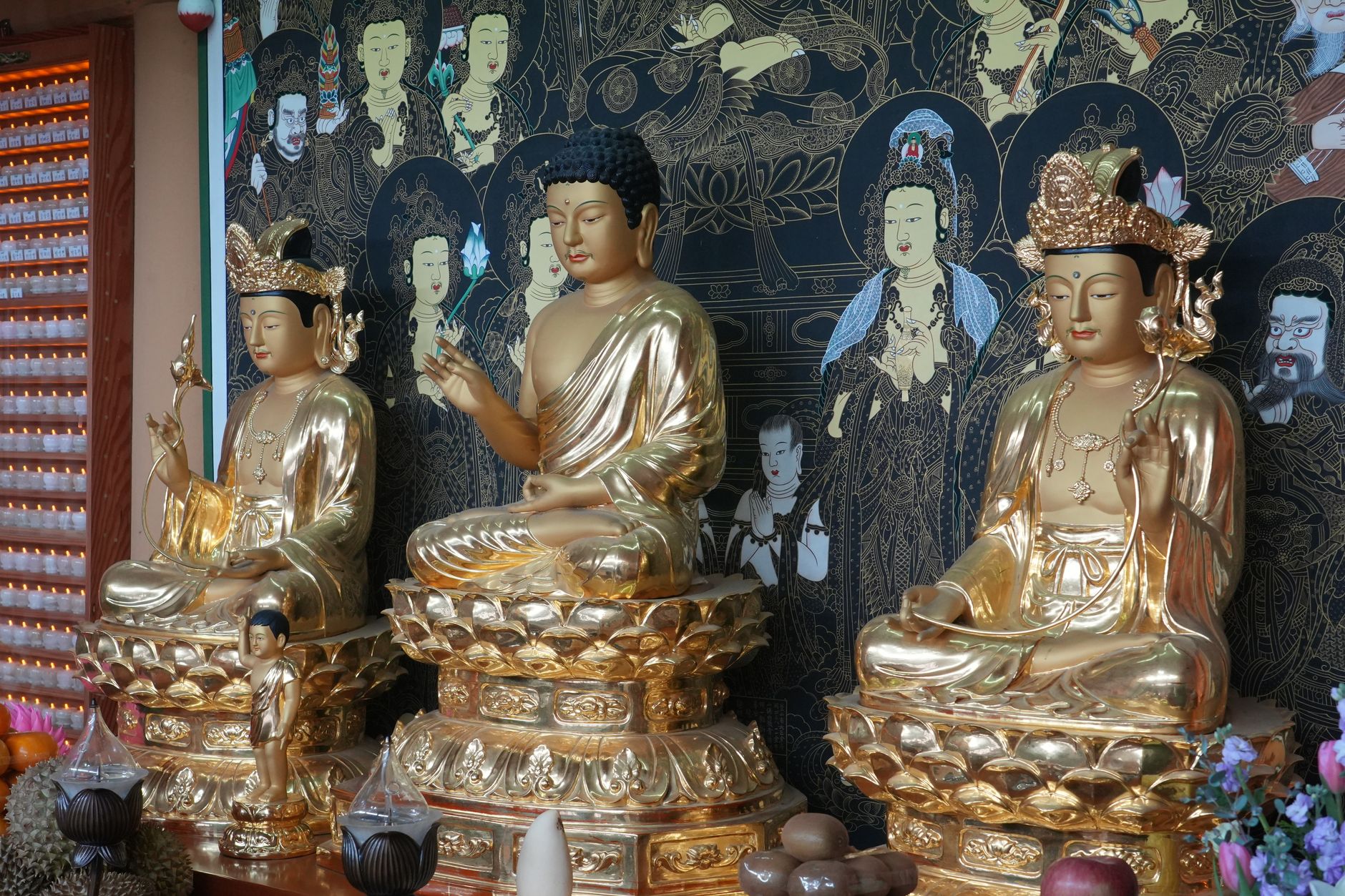 Ba pho tượng Phật trên bàn thờ chùa