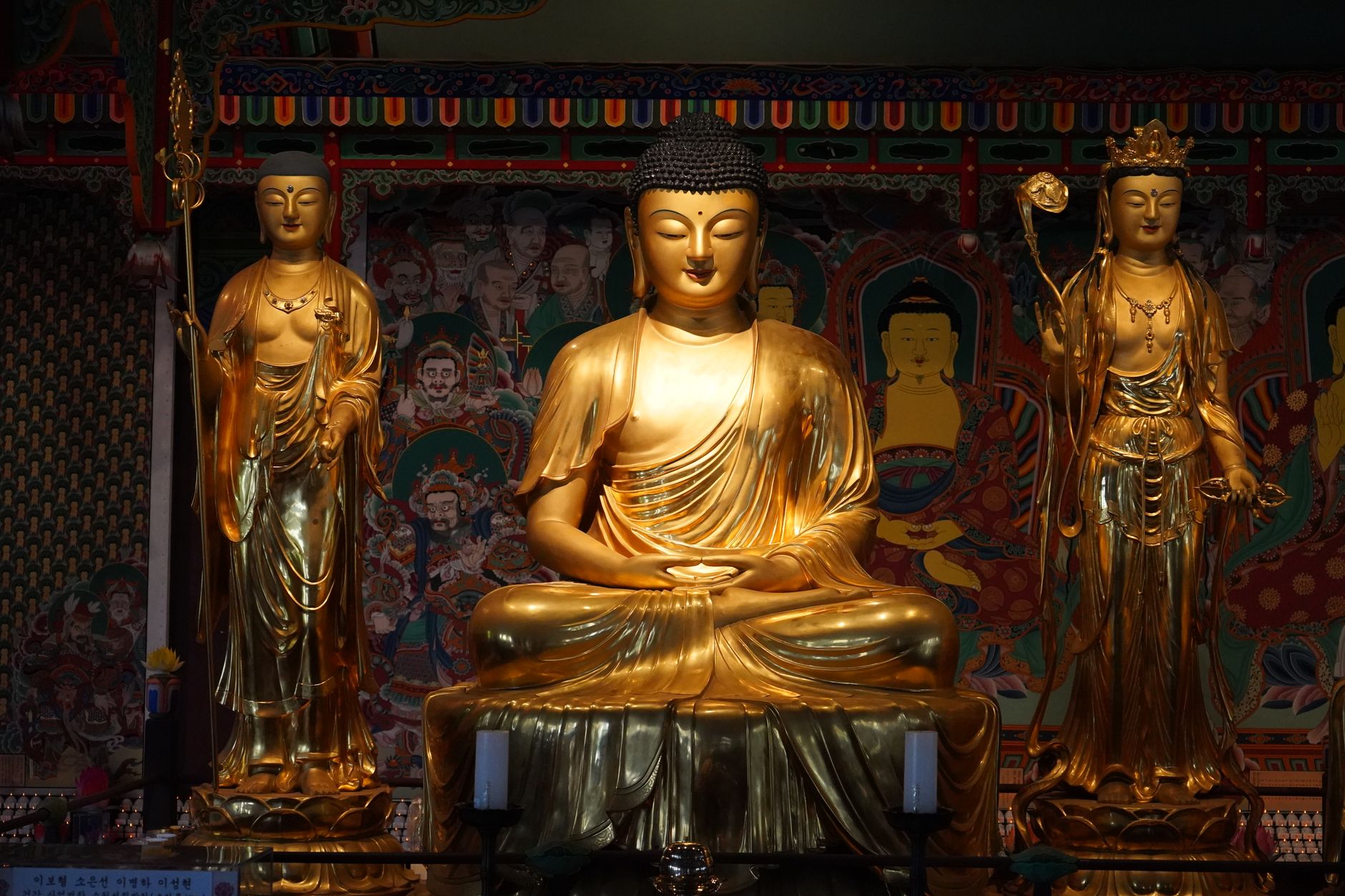 Tượng Tây Phương Tam Thánh trang nghiêm trên bàn thờ